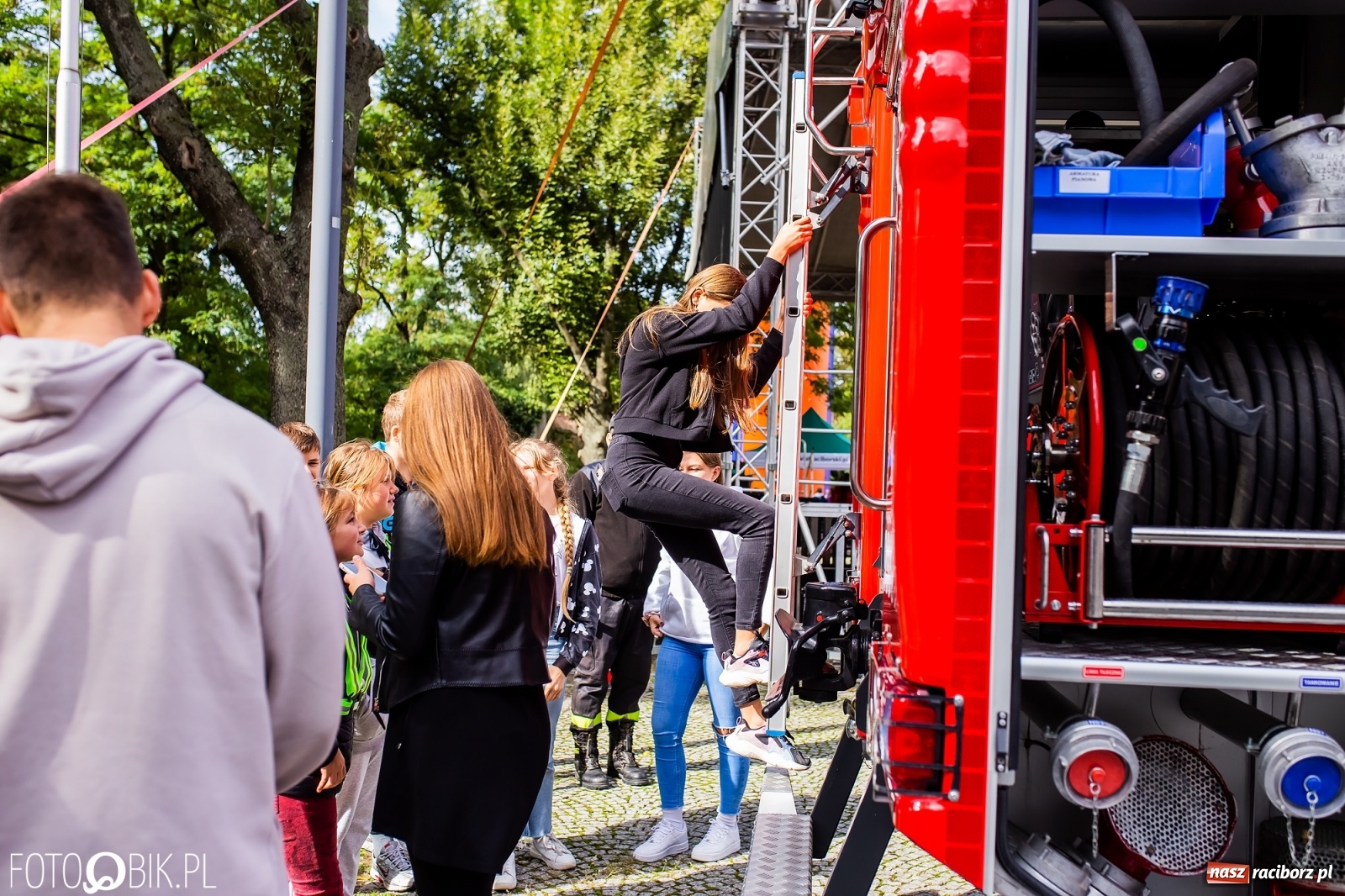 Zdjęcie w galerii na portalu naszraciborz.pl: Symulator wypadków, tor przeszkód z alkogoglami - Dzień Zrównoważonego Transportu na zamku [FOTO i WIDEO] wiadomości z regionu