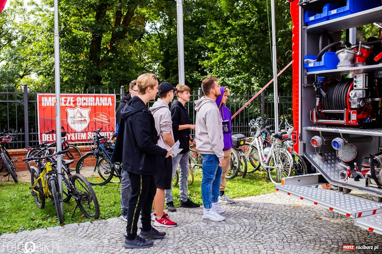 Zdjęcie w galerii na portalu naszraciborz.pl: Symulator wypadków, tor przeszkód z alkogoglami - Dzień Zrównoważonego Transportu na zamku [FOTO i WIDEO] wiadomości z regionu