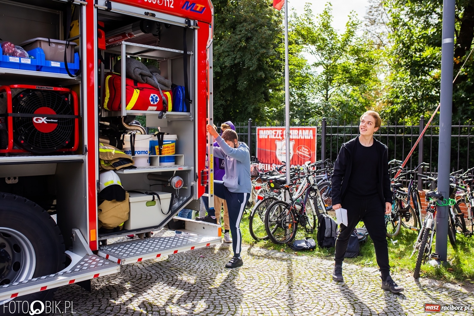 Zdjęcie w galerii na portalu naszraciborz.pl: Symulator wypadków, tor przeszkód z alkogoglami - Dzień Zrównoważonego Transportu na zamku [FOTO i WIDEO] wiadomości z regionu