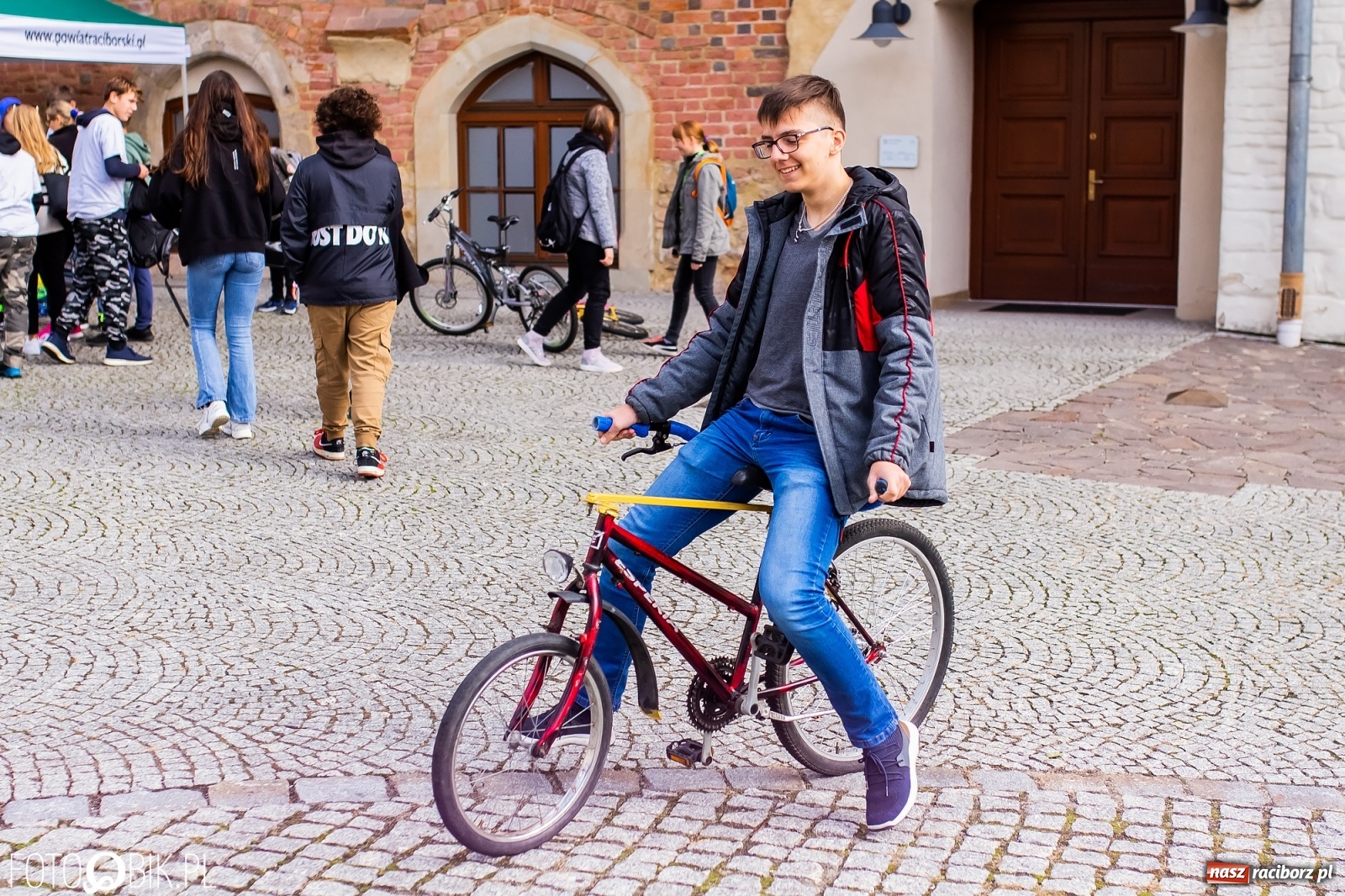 Zdjęcie w galerii na portalu naszraciborz.pl: Symulator wypadków, tor przeszkód z alkogoglami - Dzień Zrównoważonego Transportu na zamku [FOTO i WIDEO] wiadomości z regionu