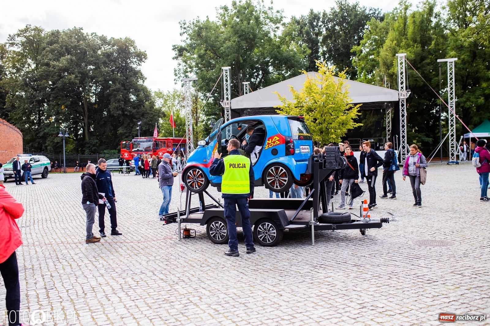 Zdjęcie w galerii na portalu naszraciborz.pl: Symulator wypadków, tor przeszkód z alkogoglami - Dzień Zrównoważonego Transportu na zamku [FOTO i WIDEO] wiadomości z regionu