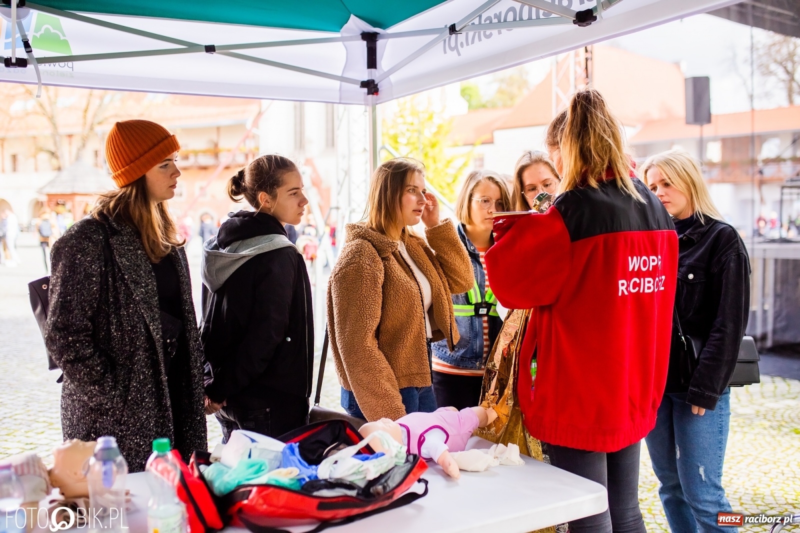 Zdjęcie w galerii na portalu naszraciborz.pl: Symulator wypadków, tor przeszkód z alkogoglami - Dzień Zrównoważonego Transportu na zamku [FOTO i WIDEO] wiadomości z regionu