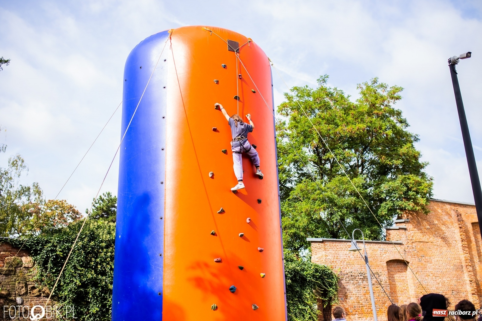 Zdjęcie w galerii na portalu naszraciborz.pl: Symulator wypadków, tor przeszkód z alkogoglami - Dzień Zrównoważonego Transportu na zamku [FOTO i WIDEO] wiadomości z regionu