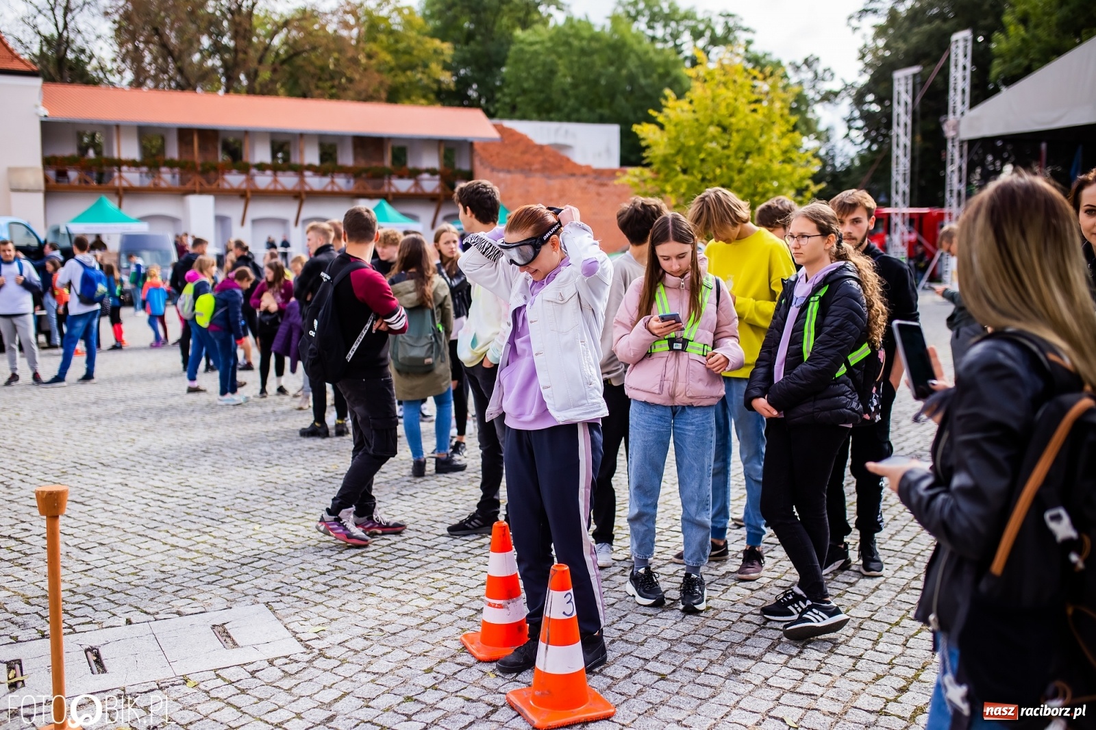 Zdjęcie w galerii na portalu naszraciborz.pl: Symulator wypadków, tor przeszkód z alkogoglami - Dzień Zrównoważonego Transportu na zamku [FOTO i WIDEO] wiadomości z regionu