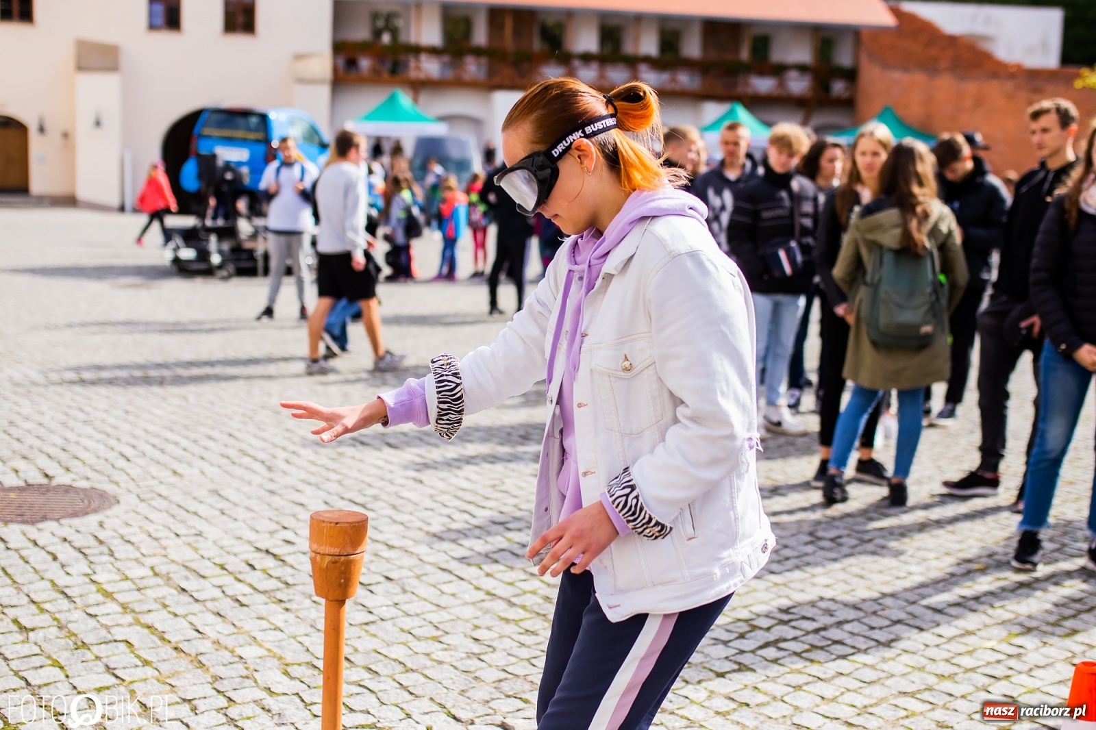 Zdjęcie w galerii na portalu naszraciborz.pl: Symulator wypadków, tor przeszkód z alkogoglami - Dzień Zrównoważonego Transportu na zamku [FOTO i WIDEO] wiadomości z regionu