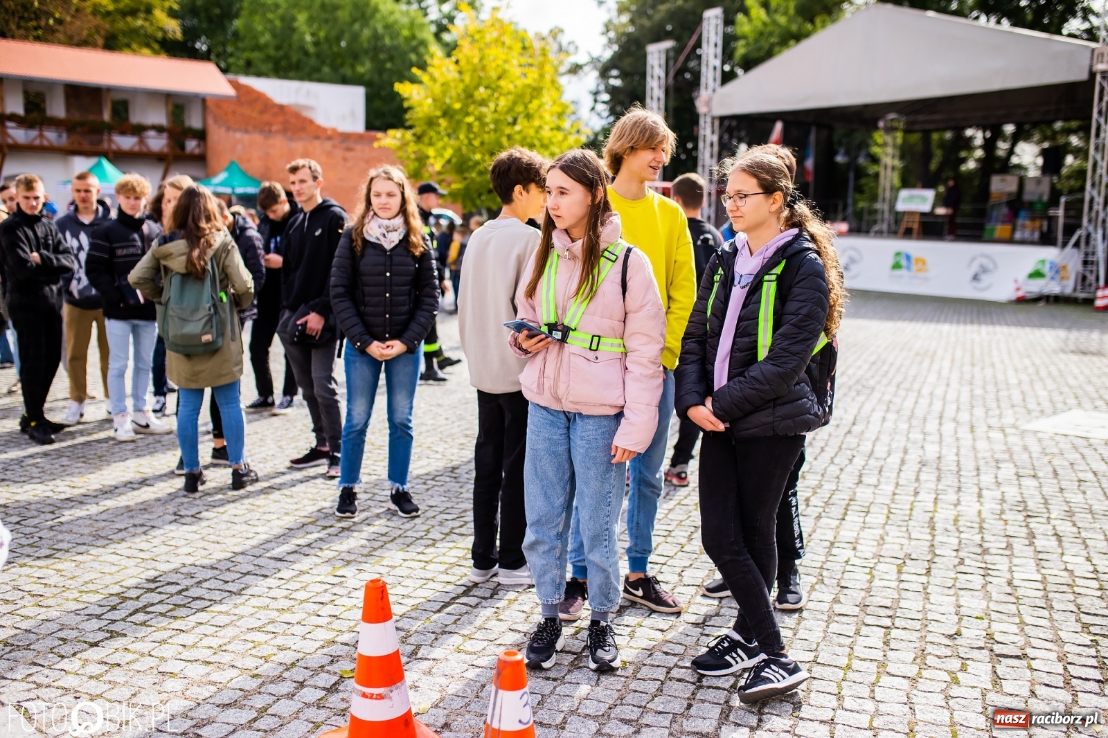 Zdjęcie w galerii na portalu naszraciborz.pl: Symulator wypadków, tor przeszkód z alkogoglami - Dzień Zrównoważonego Transportu na zamku [FOTO i WIDEO] wiadomości z regionu