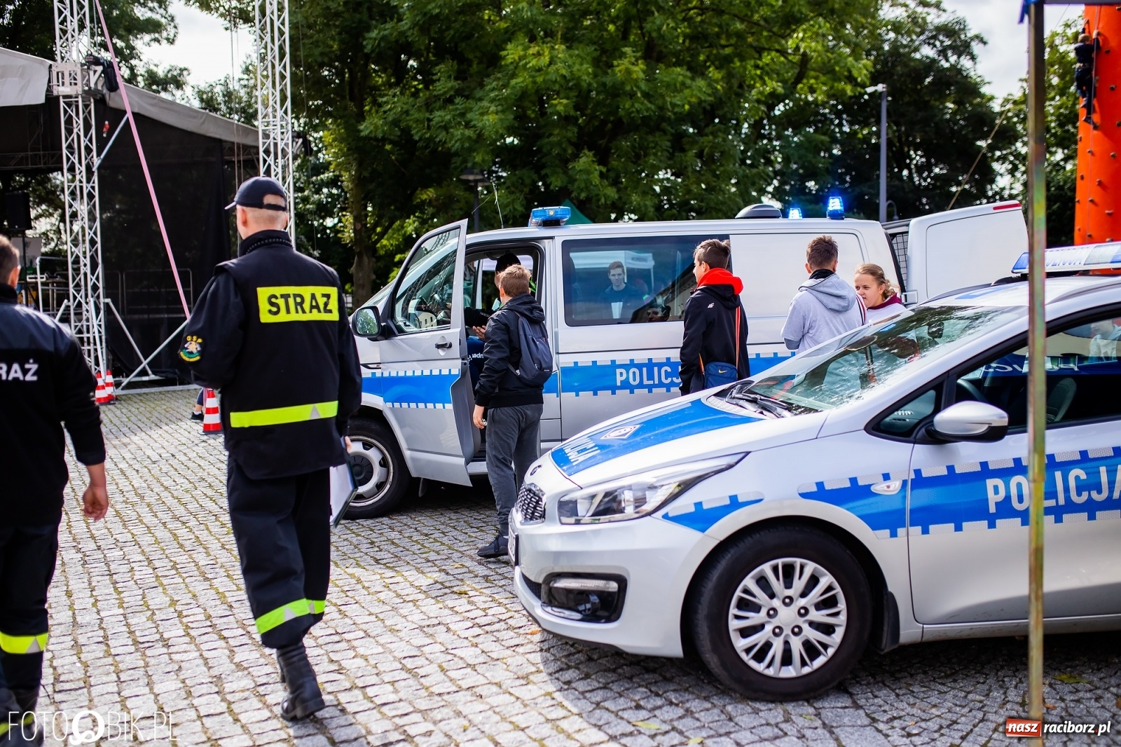 Zdjęcie w galerii na portalu naszraciborz.pl: Symulator wypadków, tor przeszkód z alkogoglami - Dzień Zrównoważonego Transportu na zamku [FOTO i WIDEO] wiadomości z regionu