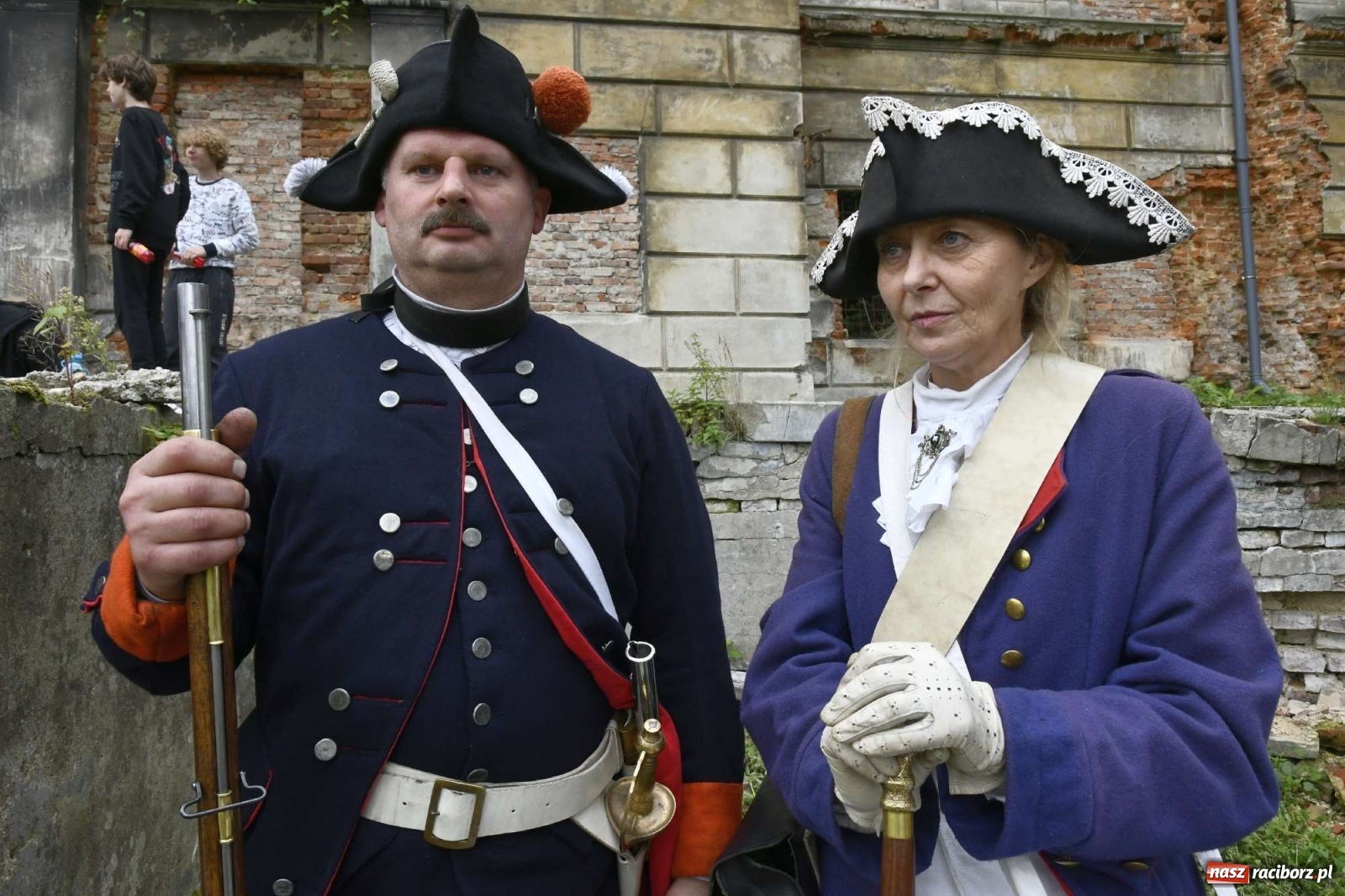 Zdjęcie w galerii na portalu naszraciborz.pl: Piknik militarny w Sławikowie - dwie potyczki na dziedzińcu pałacu von Eickstedtów [FOTO i WIDEO] wiadomości z regionu