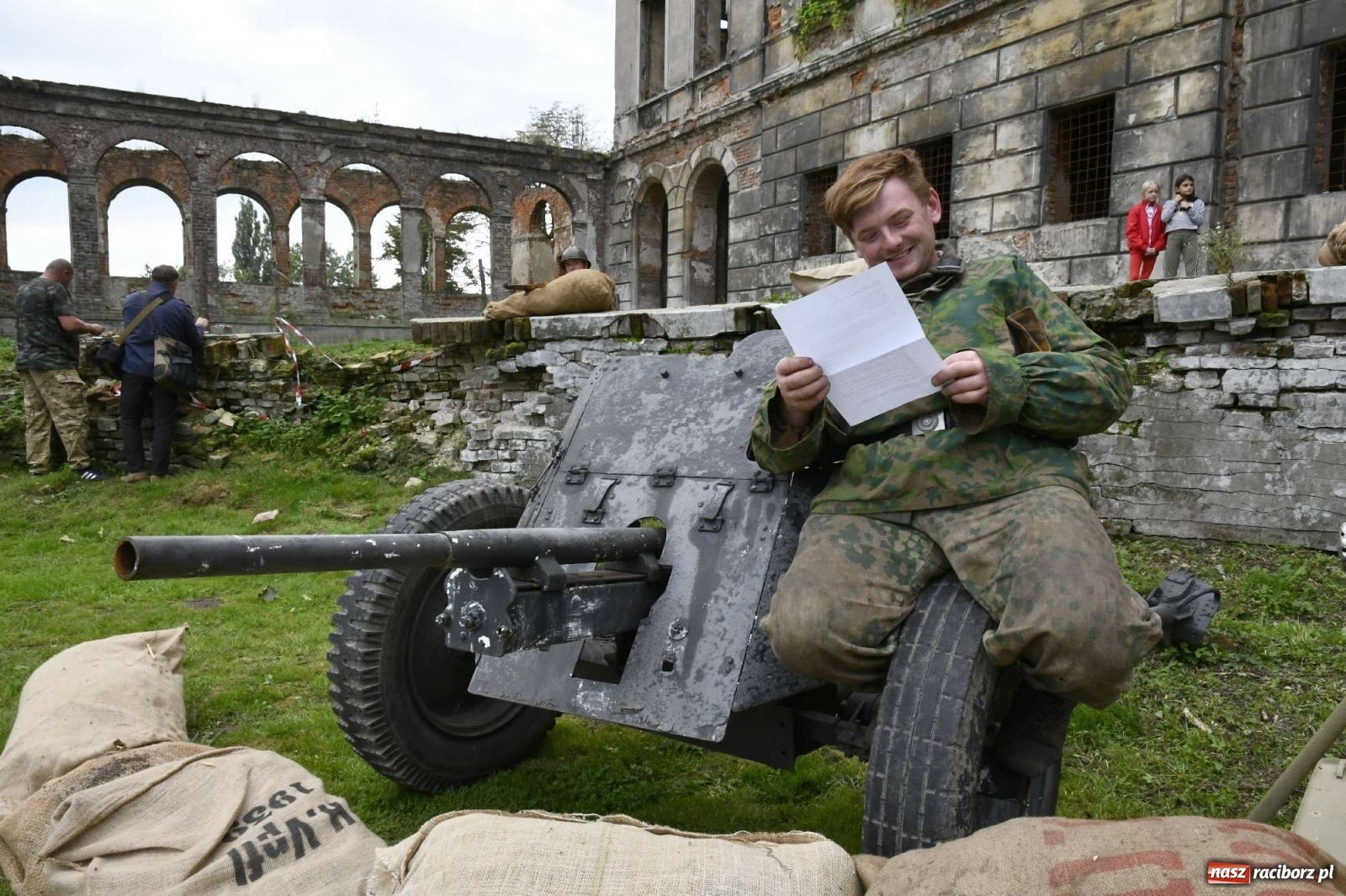 Zdjęcie w galerii na portalu naszraciborz.pl: Piknik militarny w Sławikowie - dwie potyczki na dziedzińcu pałacu von Eickstedtów [FOTO i WIDEO] wiadomości z regionu