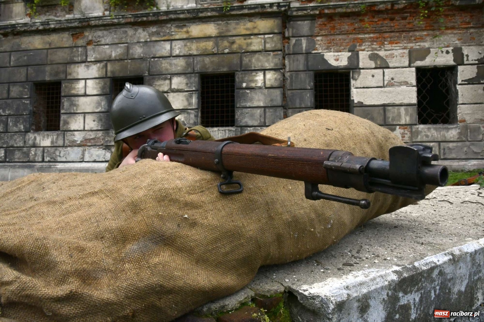 Zdjęcie w galerii na portalu naszraciborz.pl: Piknik militarny w Sławikowie - dwie potyczki na dziedzińcu pałacu von Eickstedtów [FOTO i WIDEO] wiadomości z regionu