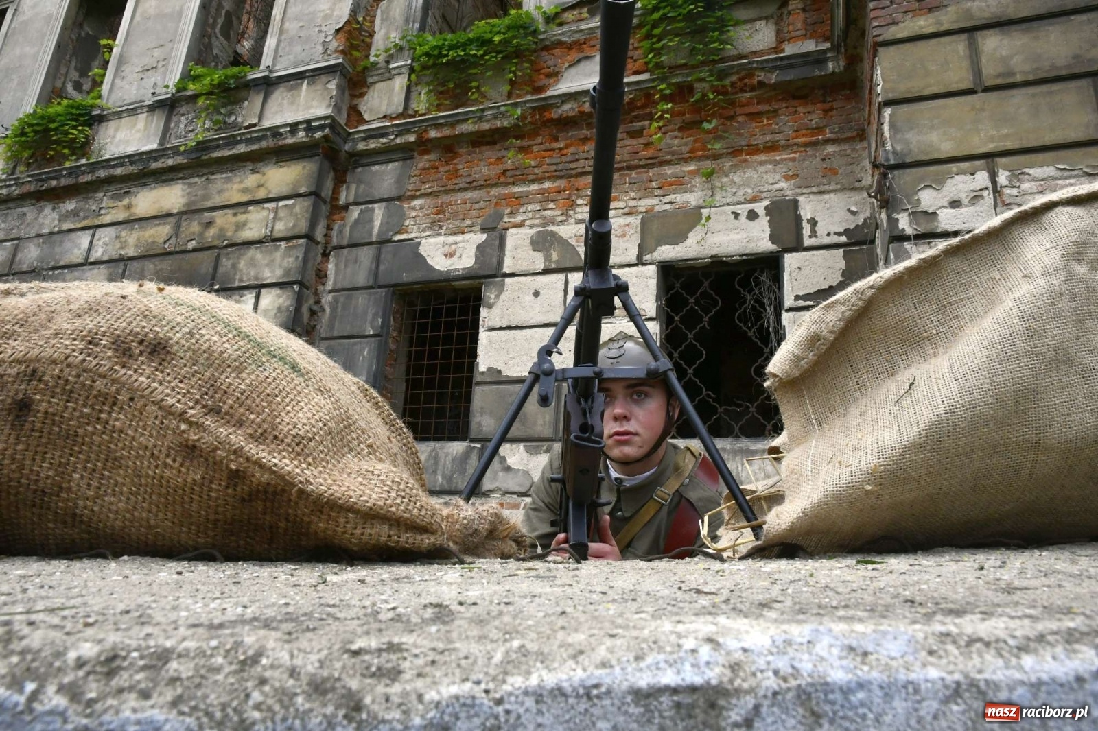 Zdjęcie w galerii na portalu naszraciborz.pl: Piknik militarny w Sławikowie - dwie potyczki na dziedzińcu pałacu von Eickstedtów [FOTO i WIDEO] wiadomości z regionu