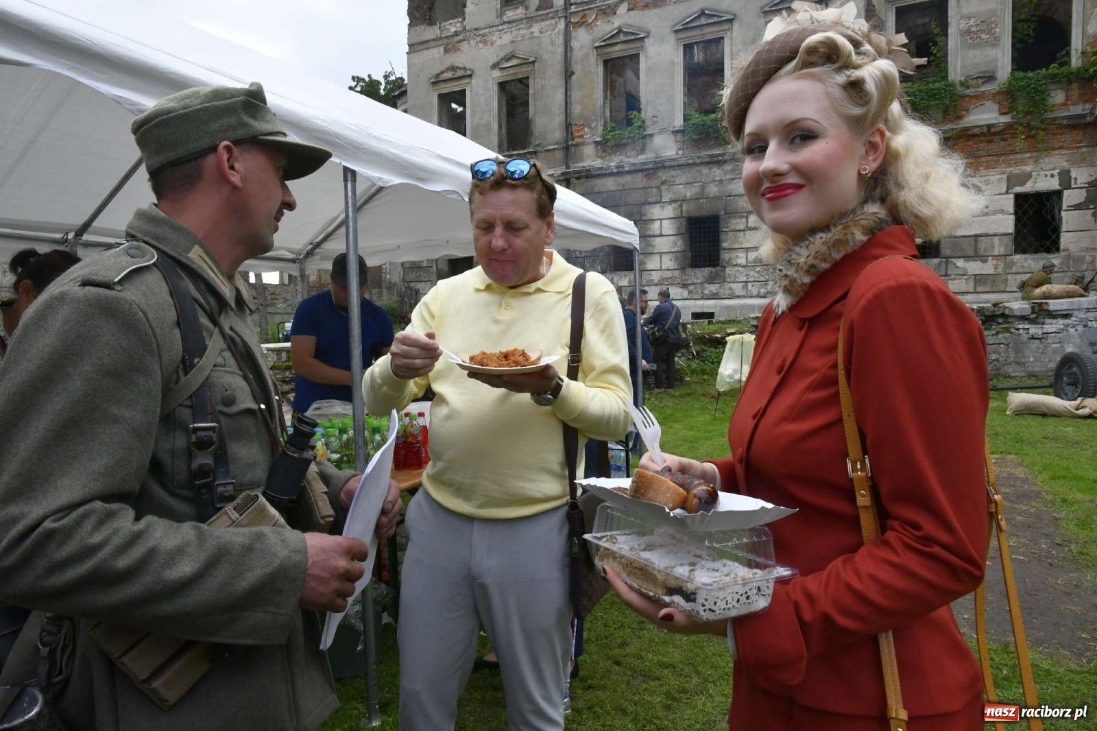Zdjęcie w galerii na portalu naszraciborz.pl: Piknik militarny w Sławikowie - dwie potyczki na dziedzińcu pałacu von Eickstedtów [FOTO i WIDEO] wiadomości z regionu