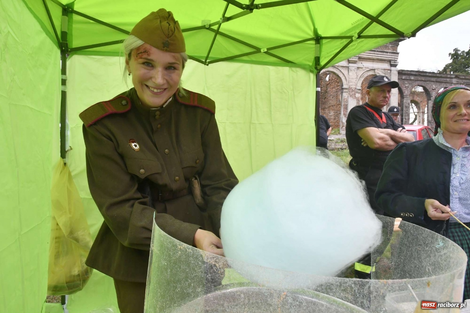 Zdjęcie w galerii na portalu naszraciborz.pl: Piknik militarny w Sławikowie - dwie potyczki na dziedzińcu pałacu von Eickstedtów [FOTO i WIDEO] wiadomości z regionu