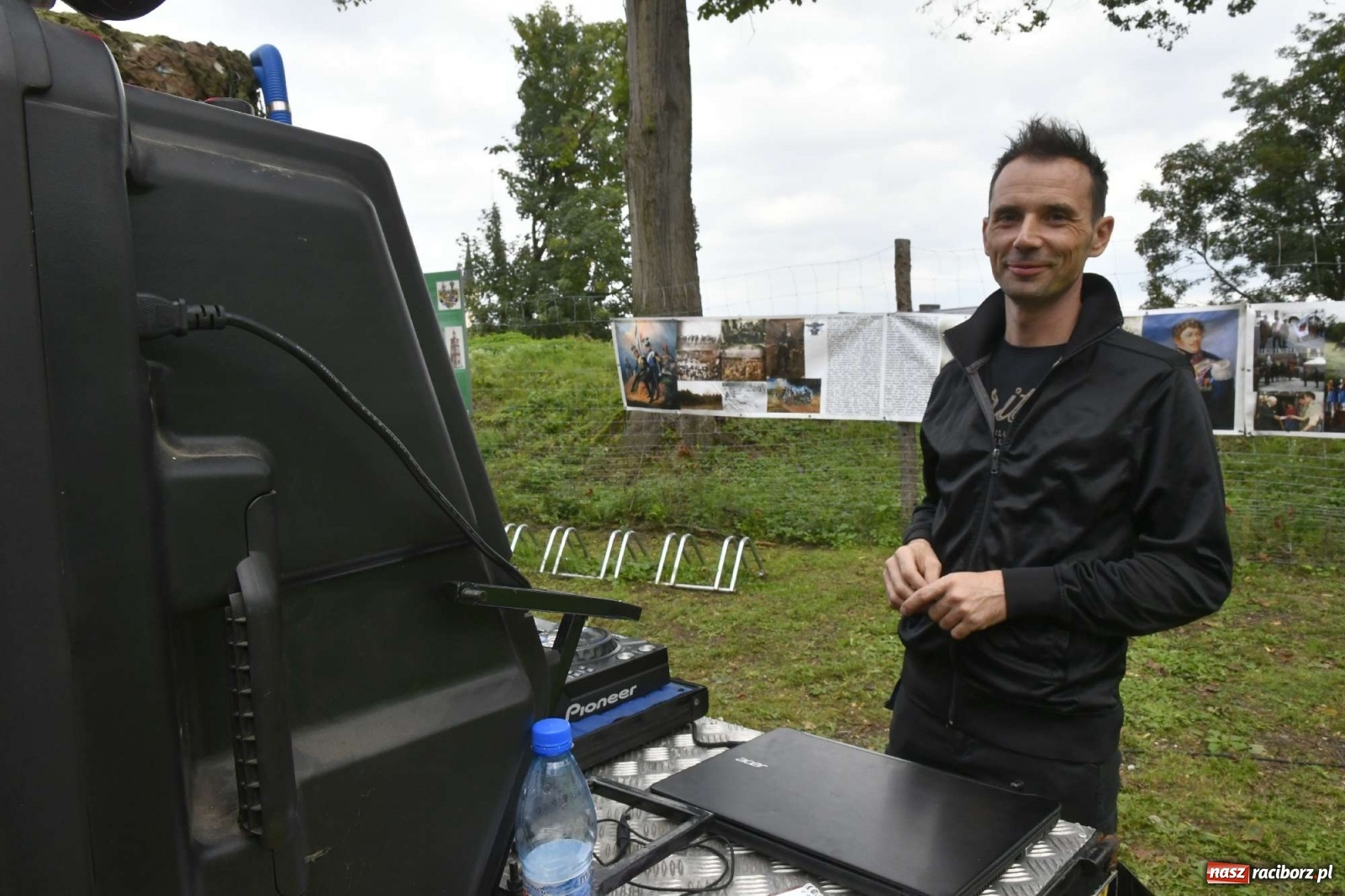 Zdjęcie w galerii na portalu naszraciborz.pl: Piknik militarny w Sławikowie - dwie potyczki na dziedzińcu pałacu von Eickstedtów [FOTO i WIDEO] wiadomości z regionu