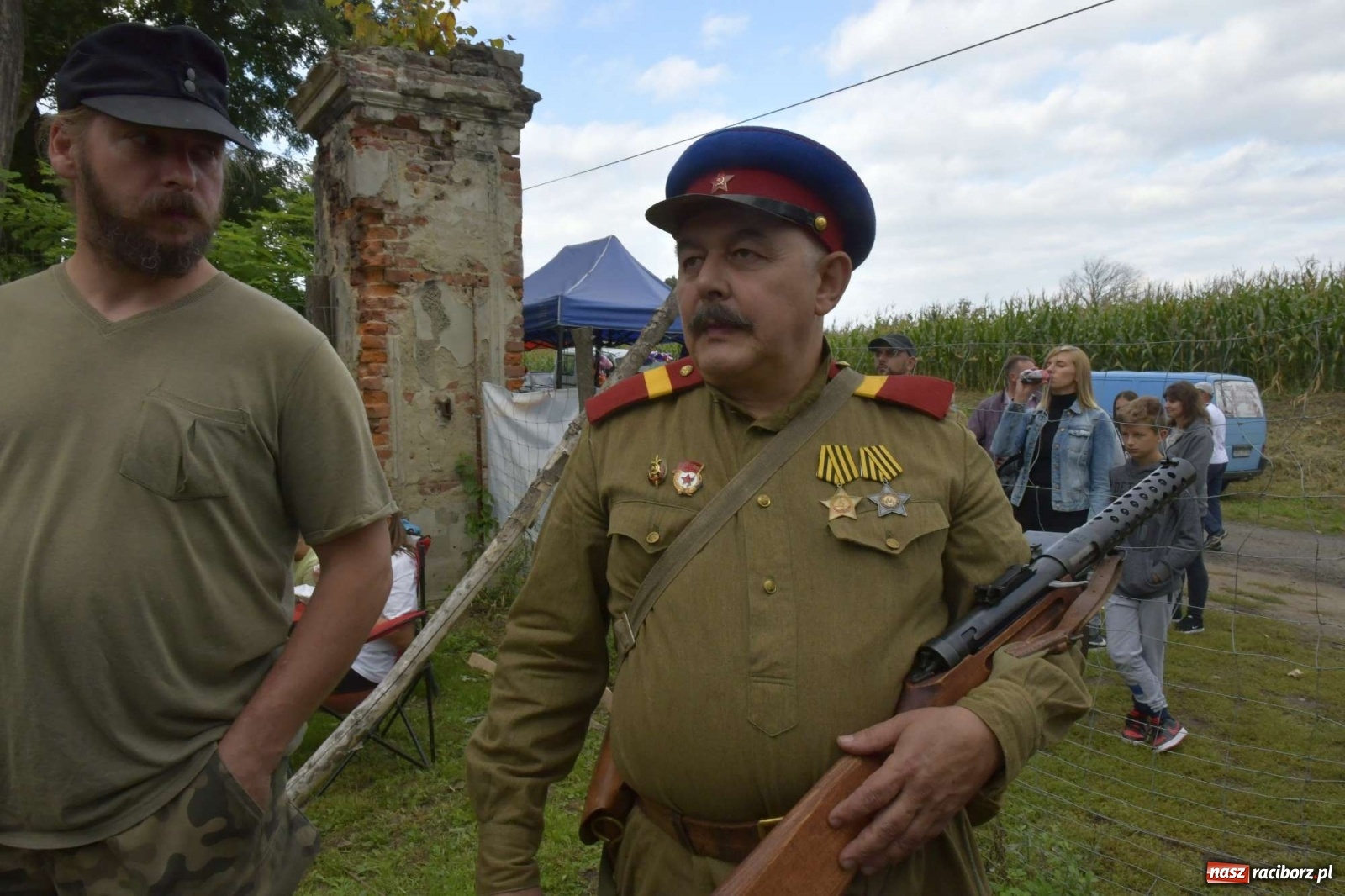 Zdjęcie w galerii na portalu naszraciborz.pl: Piknik militarny w Sławikowie - dwie potyczki na dziedzińcu pałacu von Eickstedtów [FOTO i WIDEO] wiadomości z regionu