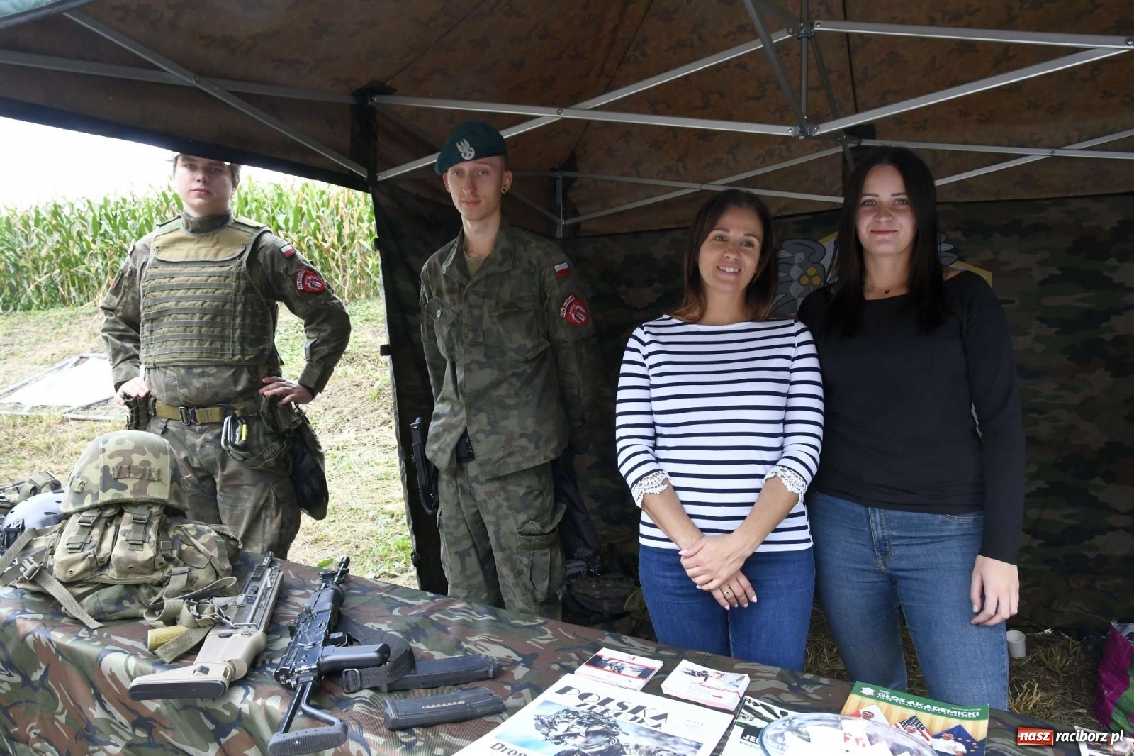Zdjęcie w galerii na portalu naszraciborz.pl: Piknik militarny w Sławikowie - dwie potyczki na dziedzińcu pałacu von Eickstedtów [FOTO i WIDEO] wiadomości z regionu