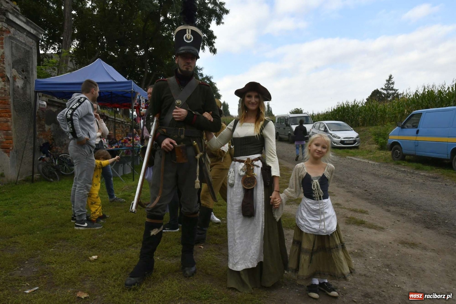 Zdjęcie w galerii na portalu naszraciborz.pl: Piknik militarny w Sławikowie - dwie potyczki na dziedzińcu pałacu von Eickstedtów [FOTO i WIDEO] wiadomości z regionu