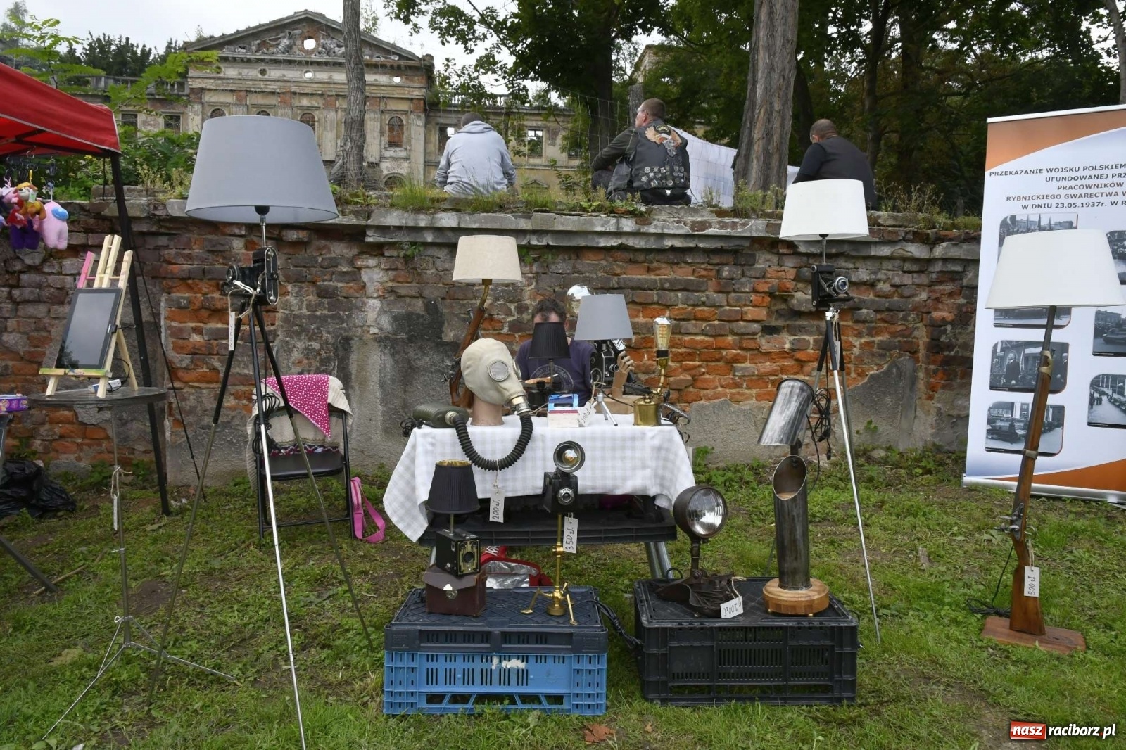Zdjęcie w galerii na portalu naszraciborz.pl: Piknik militarny w Sławikowie - dwie potyczki na dziedzińcu pałacu von Eickstedtów [FOTO i WIDEO] wiadomości z regionu