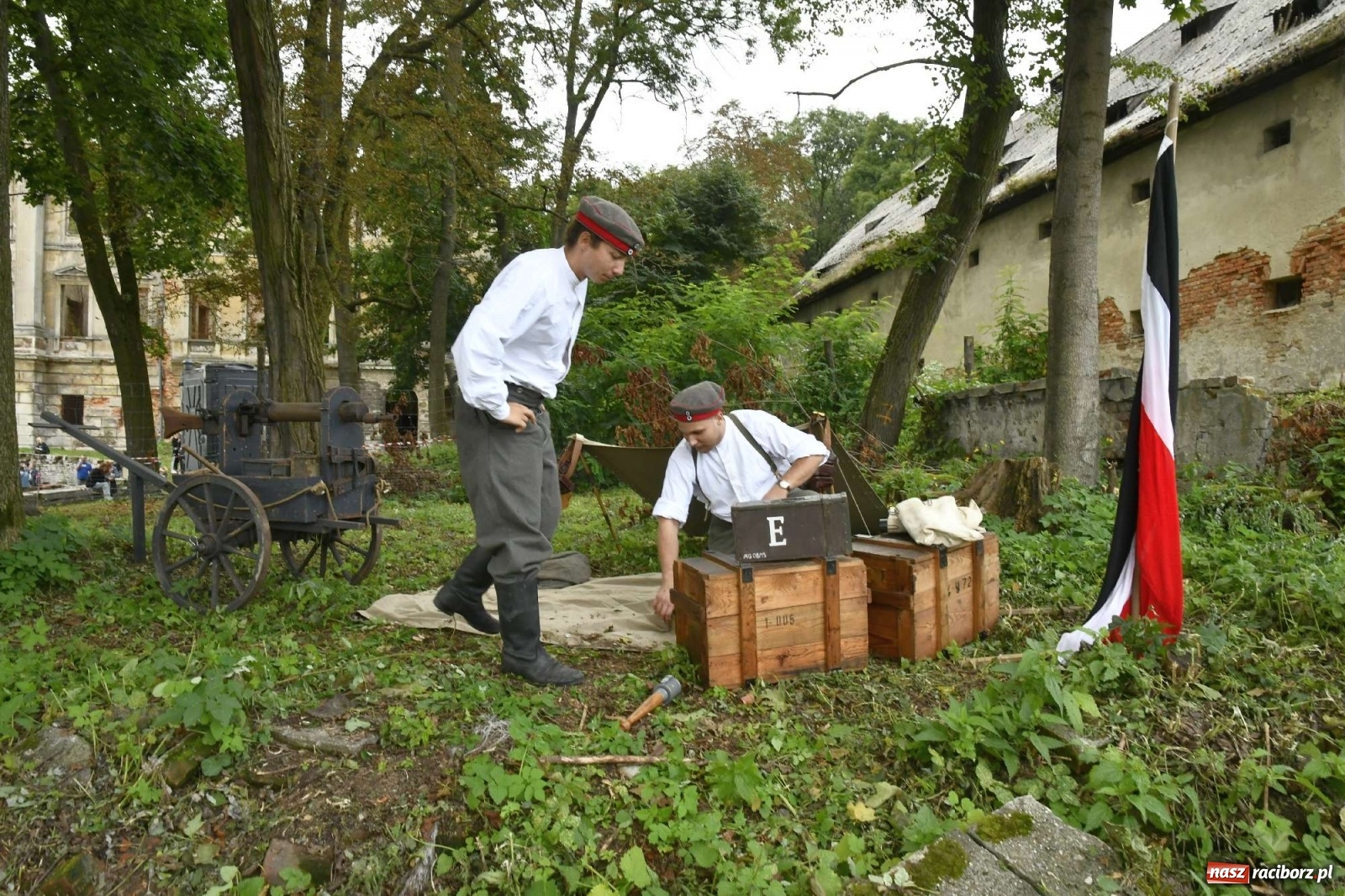 Zdjęcie w galerii na portalu naszraciborz.pl: Piknik militarny w Sławikowie - dwie potyczki na dziedzińcu pałacu von Eickstedtów [FOTO i WIDEO] wiadomości z regionu