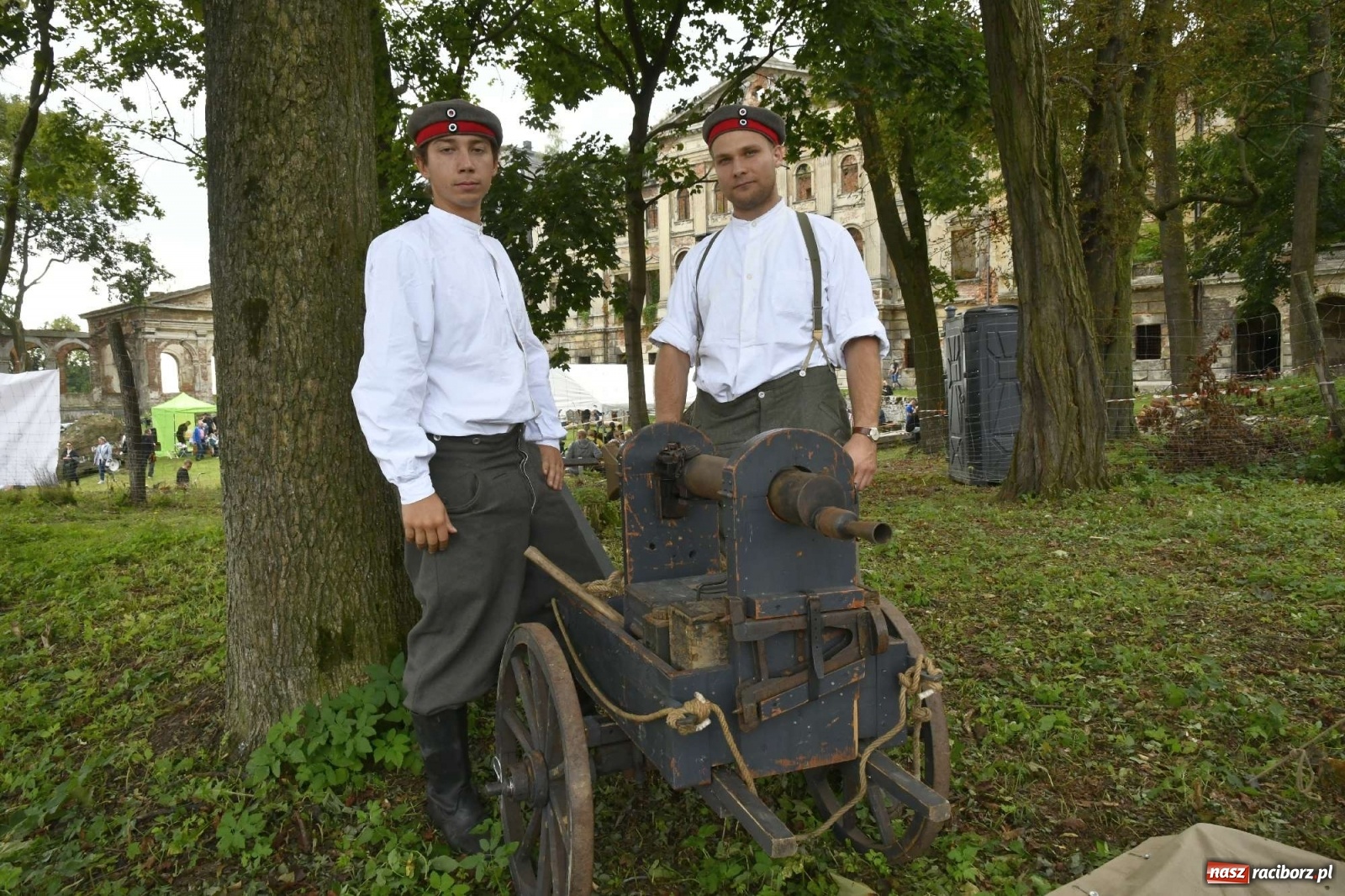 Zdjęcie w galerii na portalu naszraciborz.pl: Piknik militarny w Sławikowie - dwie potyczki na dziedzińcu pałacu von Eickstedtów [FOTO i WIDEO] wiadomości z regionu