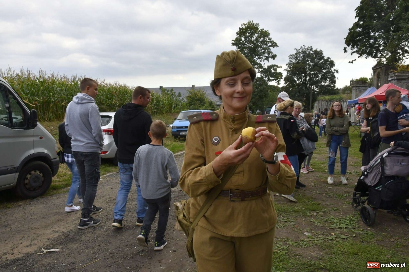 Zdjęcie w galerii na portalu naszraciborz.pl: Piknik militarny w Sławikowie - dwie potyczki na dziedzińcu pałacu von Eickstedtów [FOTO i WIDEO] wiadomości z regionu