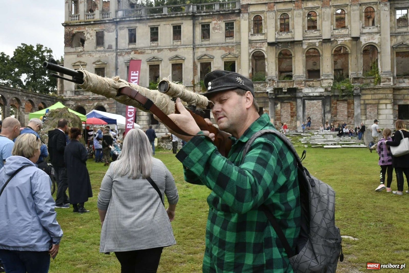 Zdjęcie w galerii na portalu naszraciborz.pl: Piknik militarny w Sławikowie - dwie potyczki na dziedzińcu pałacu von Eickstedtów [FOTO i WIDEO] wiadomości z regionu