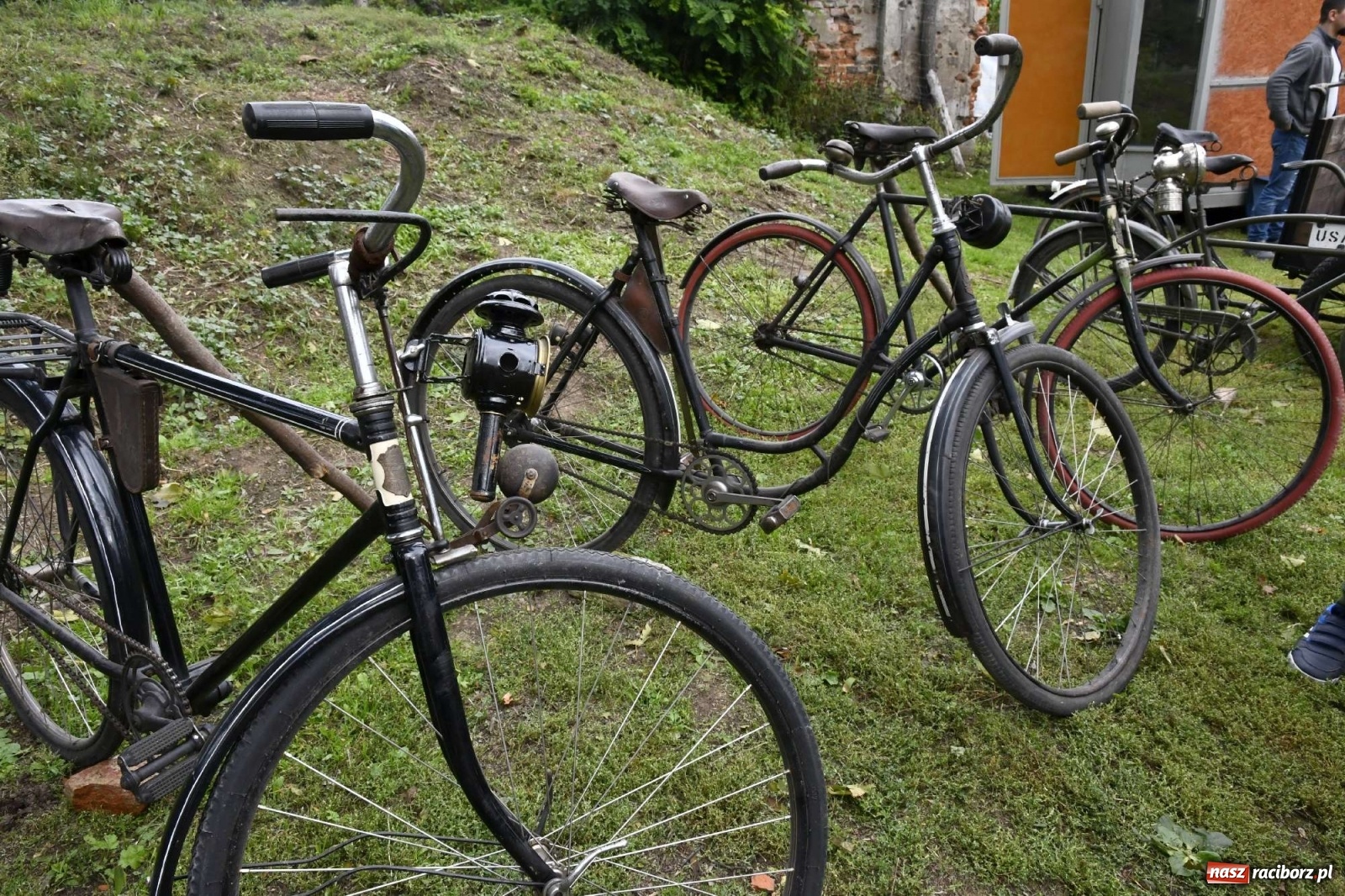 Zdjęcie w galerii na portalu naszraciborz.pl: Piknik militarny w Sławikowie - dwie potyczki na dziedzińcu pałacu von Eickstedtów [FOTO i WIDEO] wiadomości z regionu