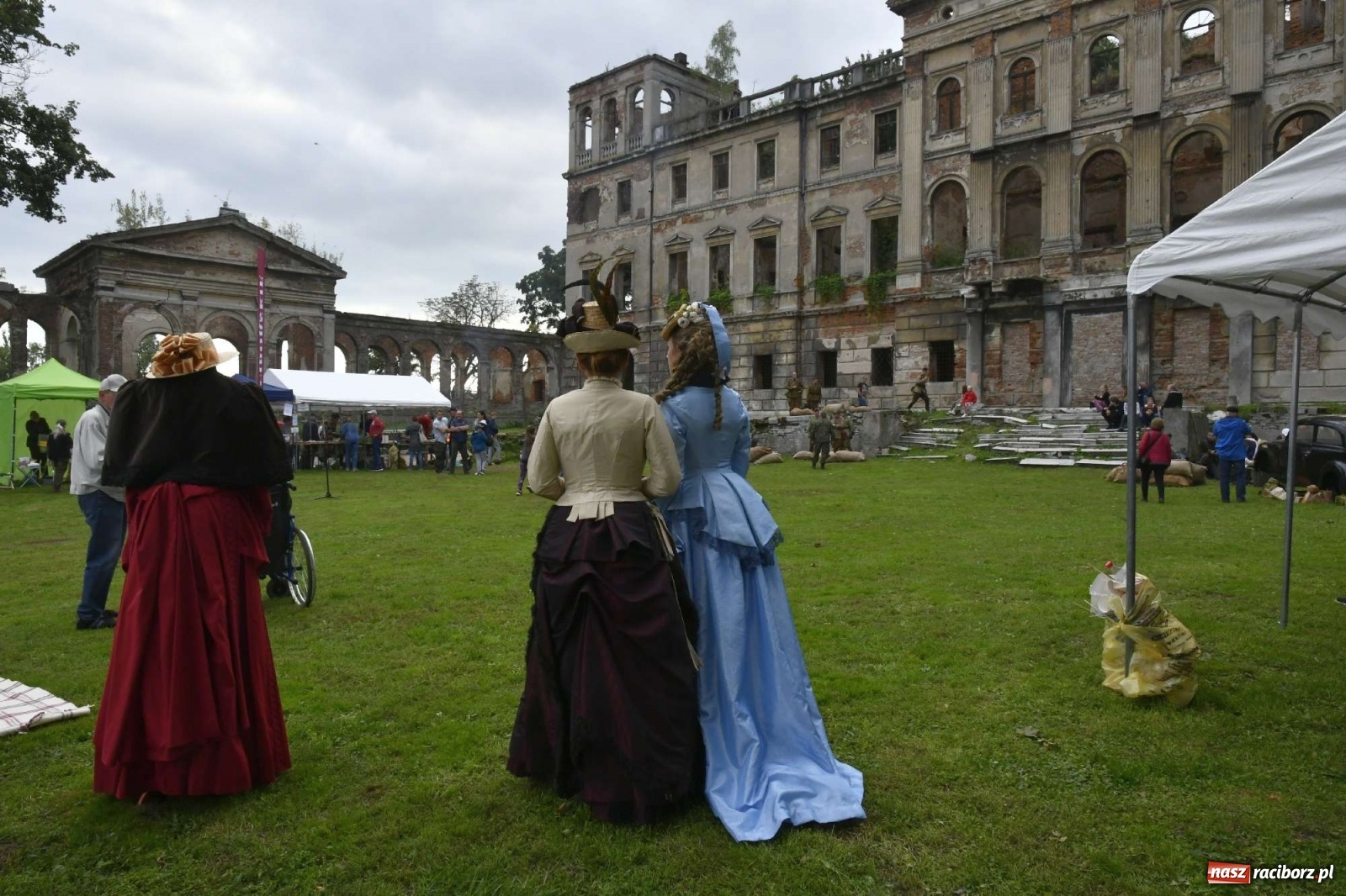 Zdjęcie w galerii na portalu naszraciborz.pl: Piknik militarny w Sławikowie - dwie potyczki na dziedzińcu pałacu von Eickstedtów [FOTO i WIDEO] wiadomości z regionu