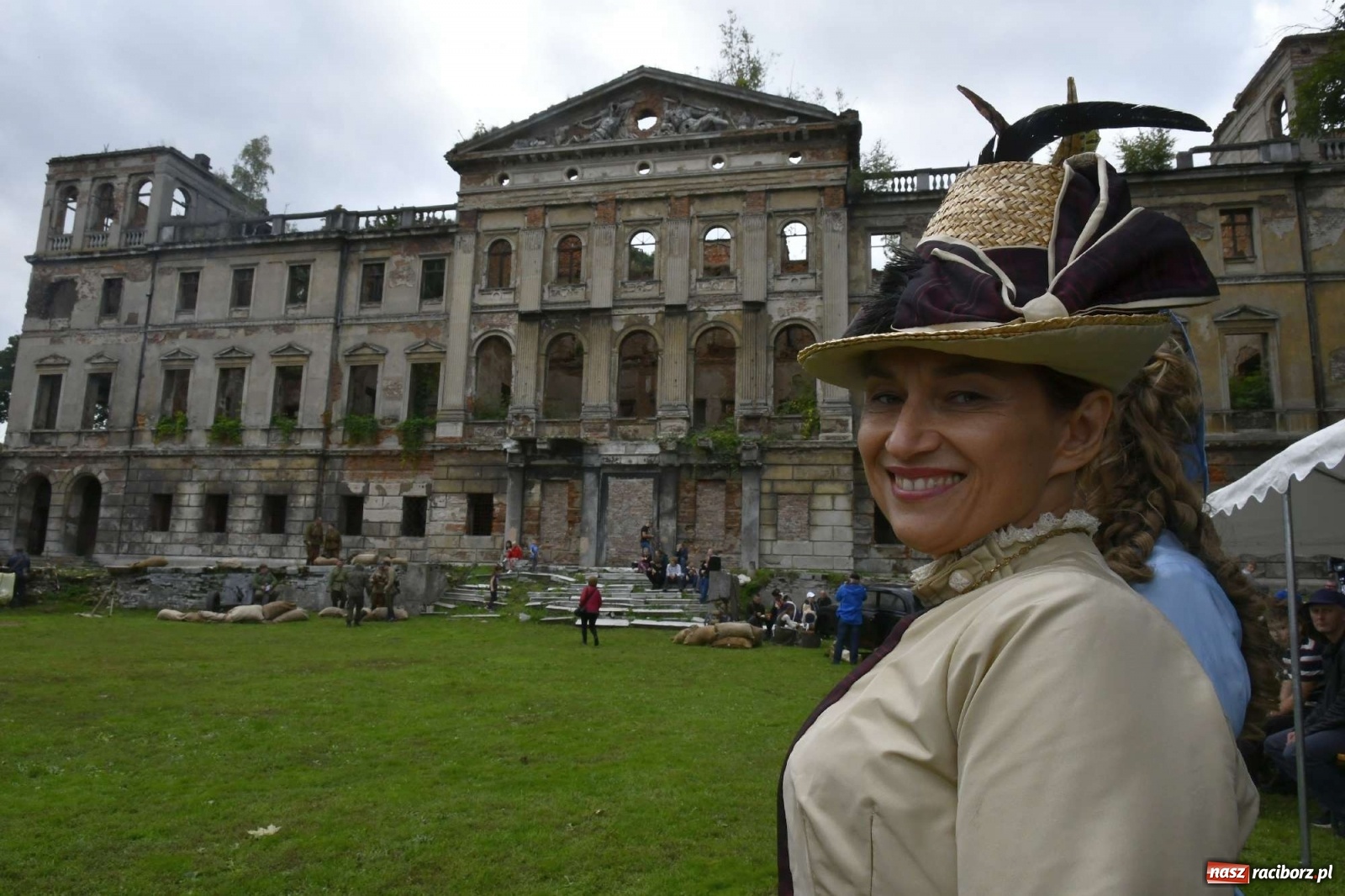 Zdjęcie w galerii na portalu naszraciborz.pl: Piknik militarny w Sławikowie - dwie potyczki na dziedzińcu pałacu von Eickstedtów [FOTO i WIDEO] wiadomości z regionu