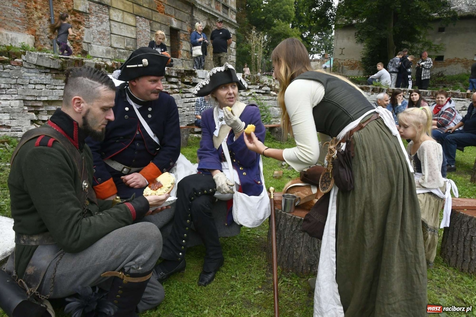 Zdjęcie w galerii na portalu naszraciborz.pl: Piknik militarny w Sławikowie - dwie potyczki na dziedzińcu pałacu von Eickstedtów [FOTO i WIDEO] wiadomości z regionu