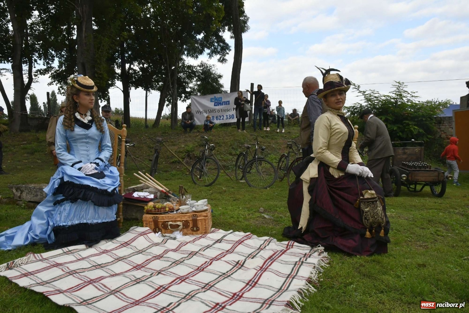 Zdjęcie w galerii na portalu naszraciborz.pl: Piknik militarny w Sławikowie - dwie potyczki na dziedzińcu pałacu von Eickstedtów [FOTO i WIDEO] wiadomości z regionu