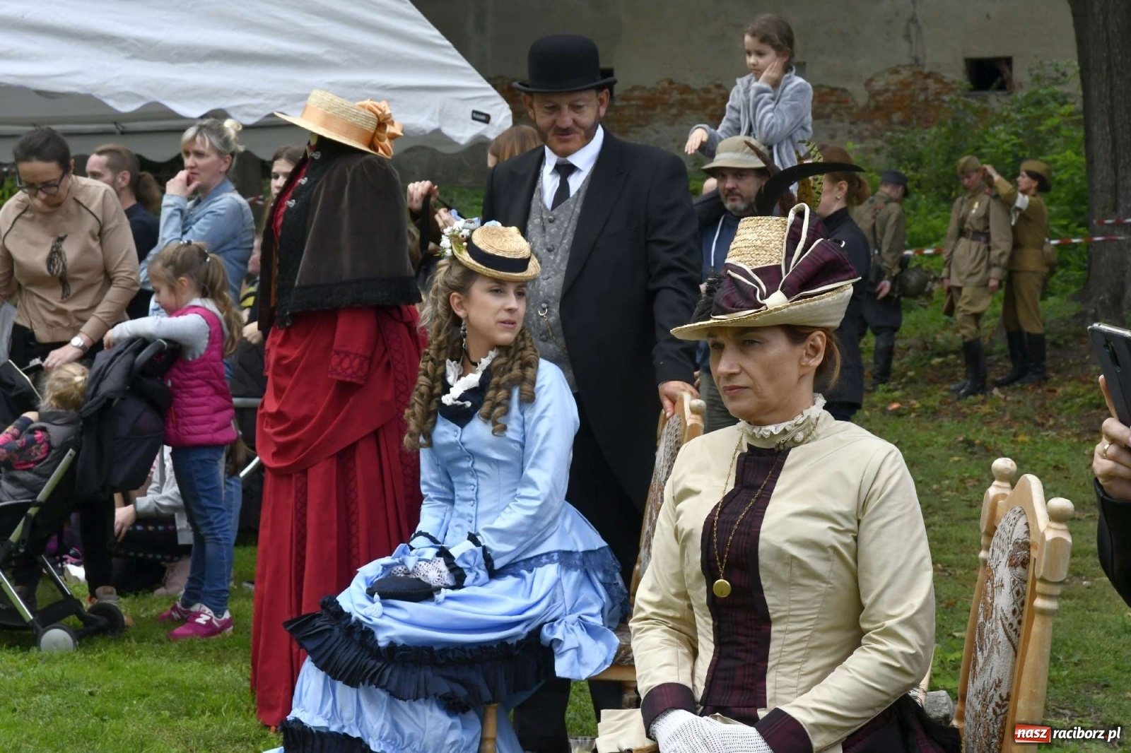 Zdjęcie w galerii na portalu naszraciborz.pl: Piknik militarny w Sławikowie - dwie potyczki na dziedzińcu pałacu von Eickstedtów [FOTO i WIDEO] wiadomości z regionu