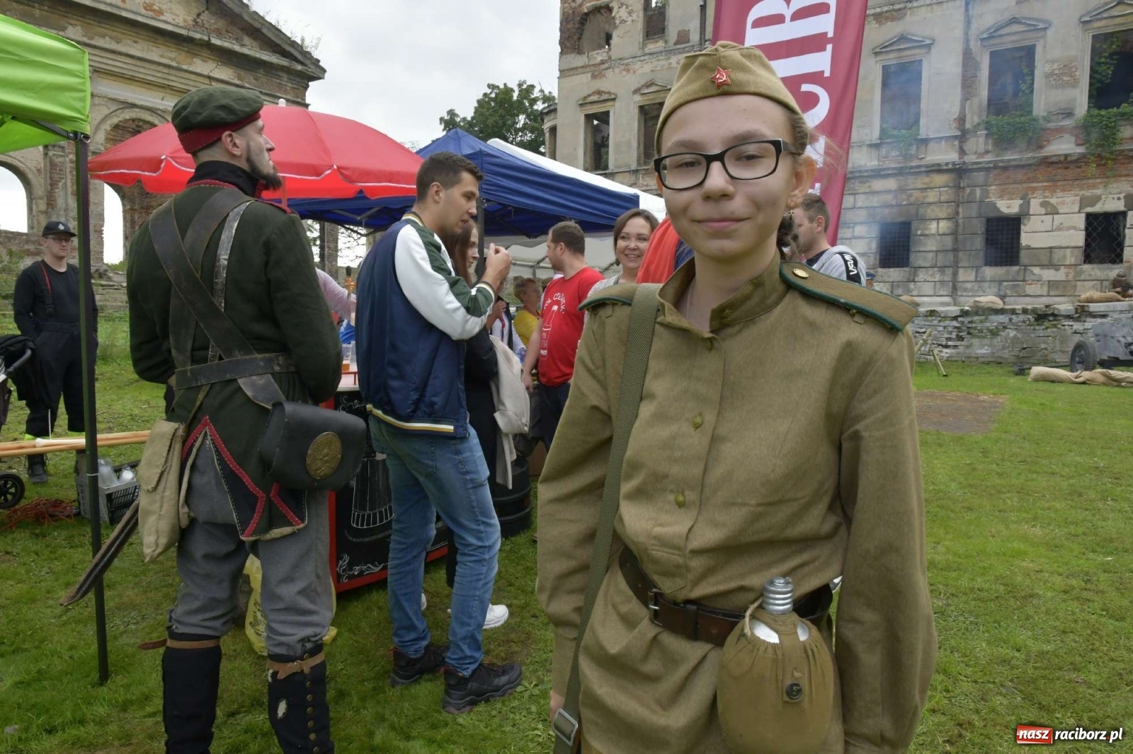 Zdjęcie w galerii na portalu naszraciborz.pl: Piknik militarny w Sławikowie - dwie potyczki na dziedzińcu pałacu von Eickstedtów [FOTO i WIDEO] wiadomości z regionu