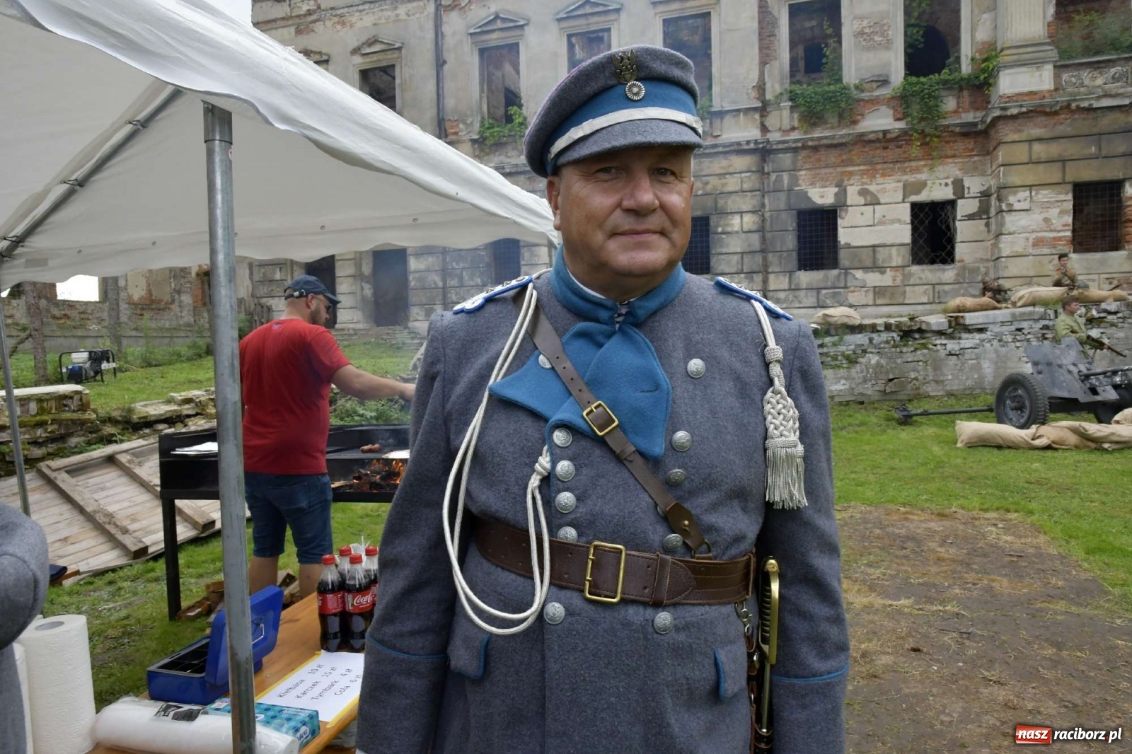 Zdjęcie w galerii na portalu naszraciborz.pl: Piknik militarny w Sławikowie - dwie potyczki na dziedzińcu pałacu von Eickstedtów [FOTO i WIDEO] wiadomości z regionu