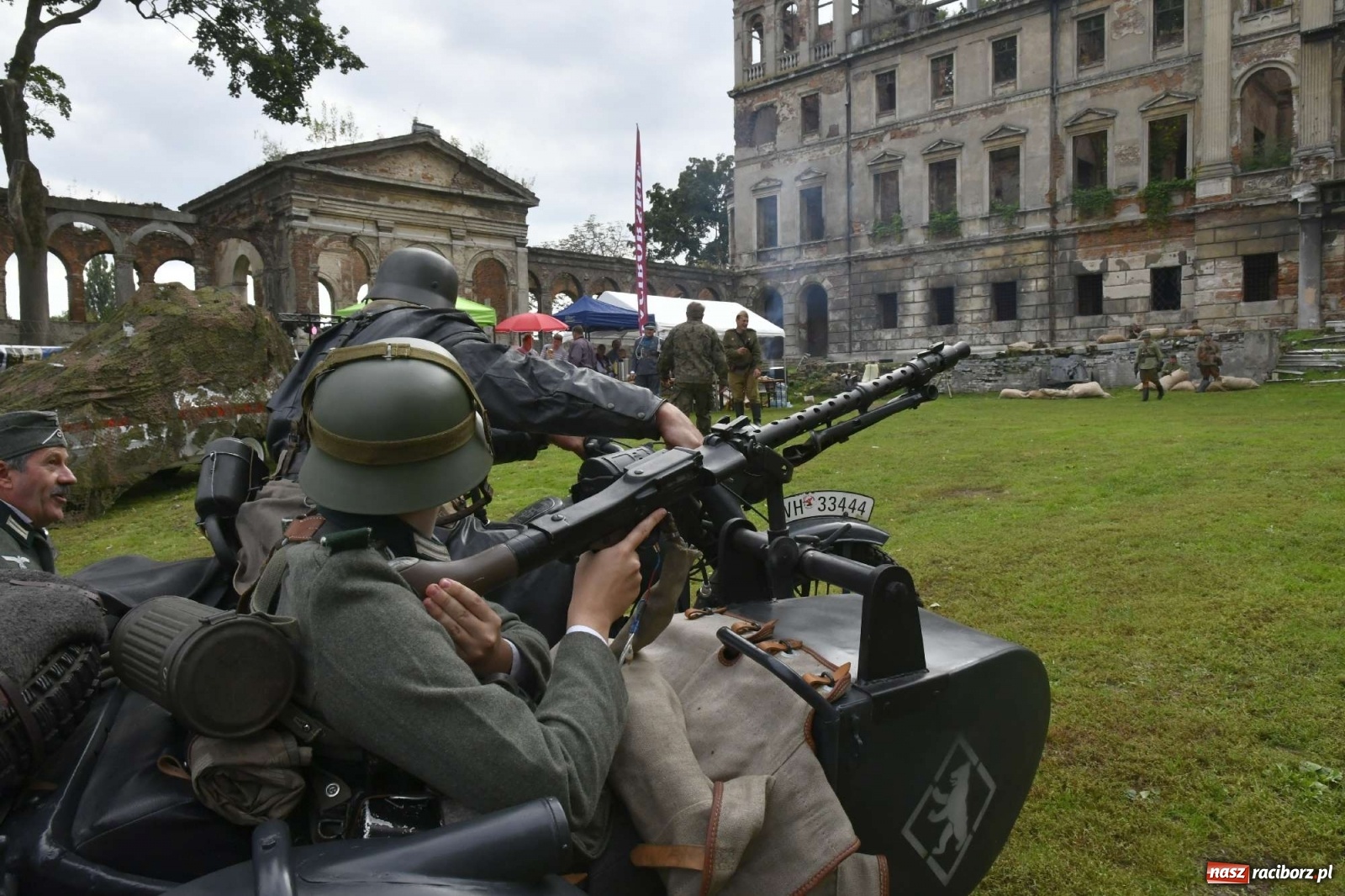 Zdjęcie w galerii na portalu naszraciborz.pl: Piknik militarny w Sławikowie - dwie potyczki na dziedzińcu pałacu von Eickstedtów [FOTO i WIDEO] wiadomości z regionu
