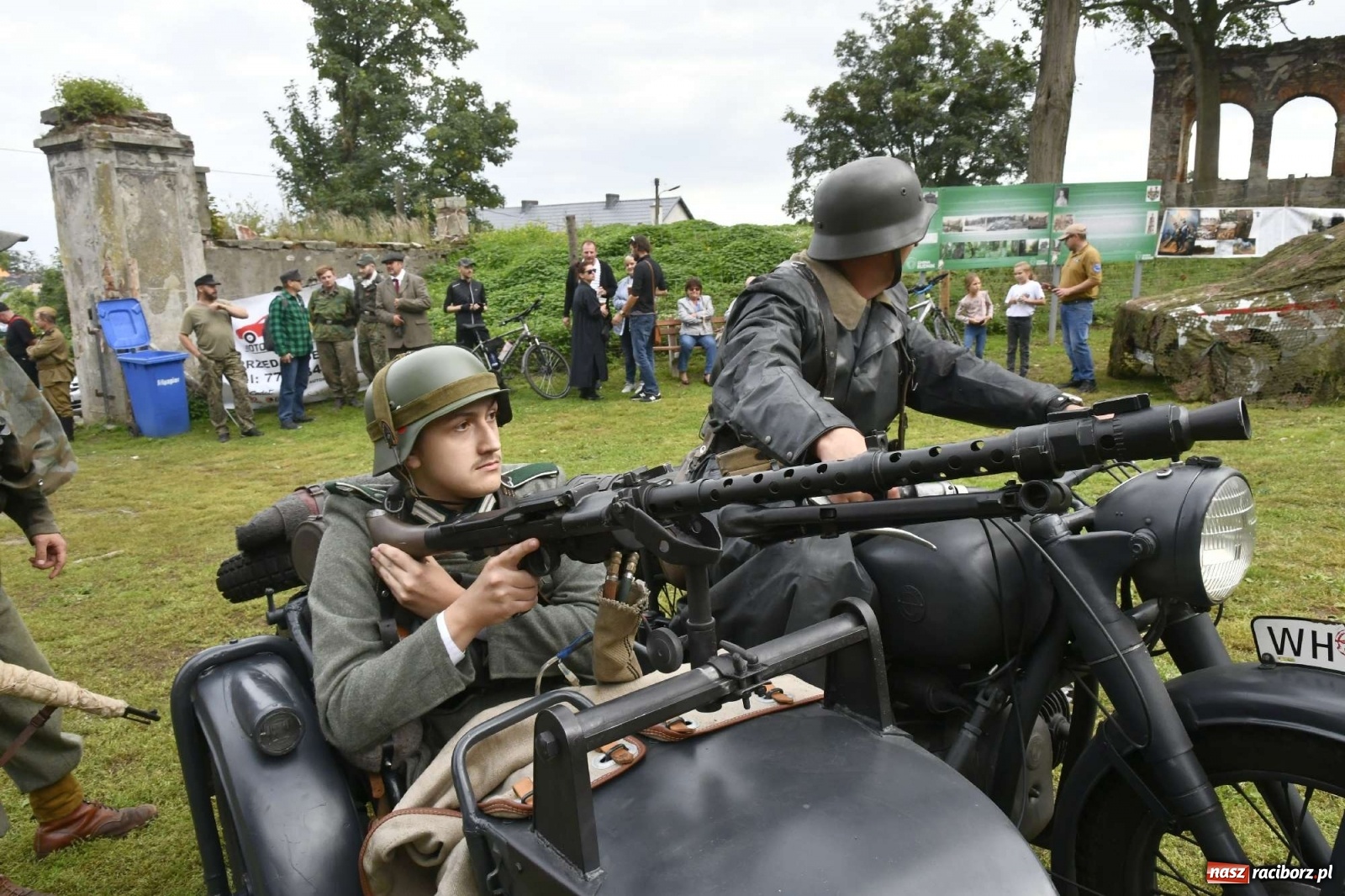 Zdjęcie w galerii na portalu naszraciborz.pl: Piknik militarny w Sławikowie - dwie potyczki na dziedzińcu pałacu von Eickstedtów [FOTO i WIDEO] wiadomości z regionu