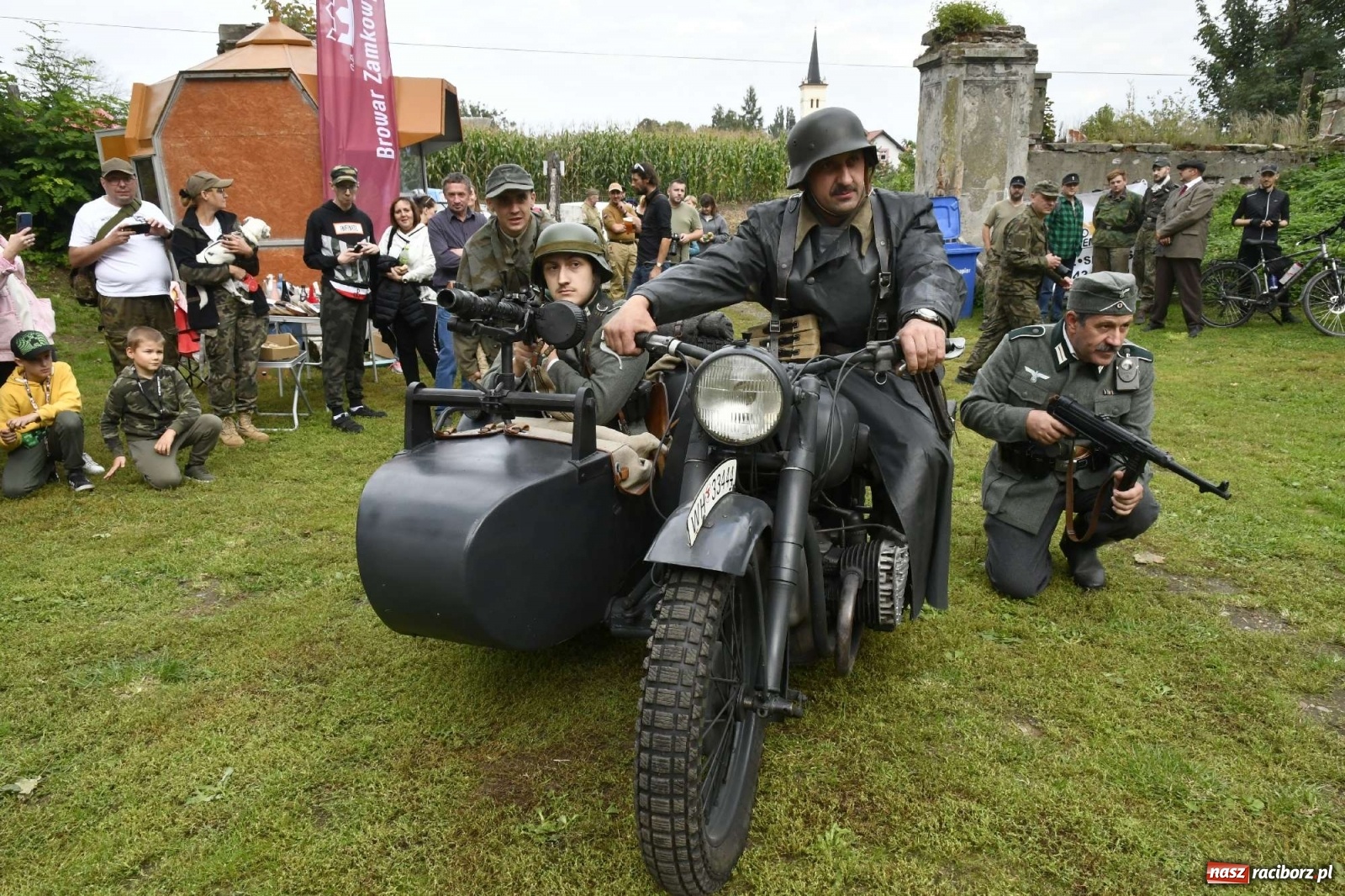 Zdjęcie w galerii na portalu naszraciborz.pl: Piknik militarny w Sławikowie - dwie potyczki na dziedzińcu pałacu von Eickstedtów [FOTO i WIDEO] wiadomości z regionu
