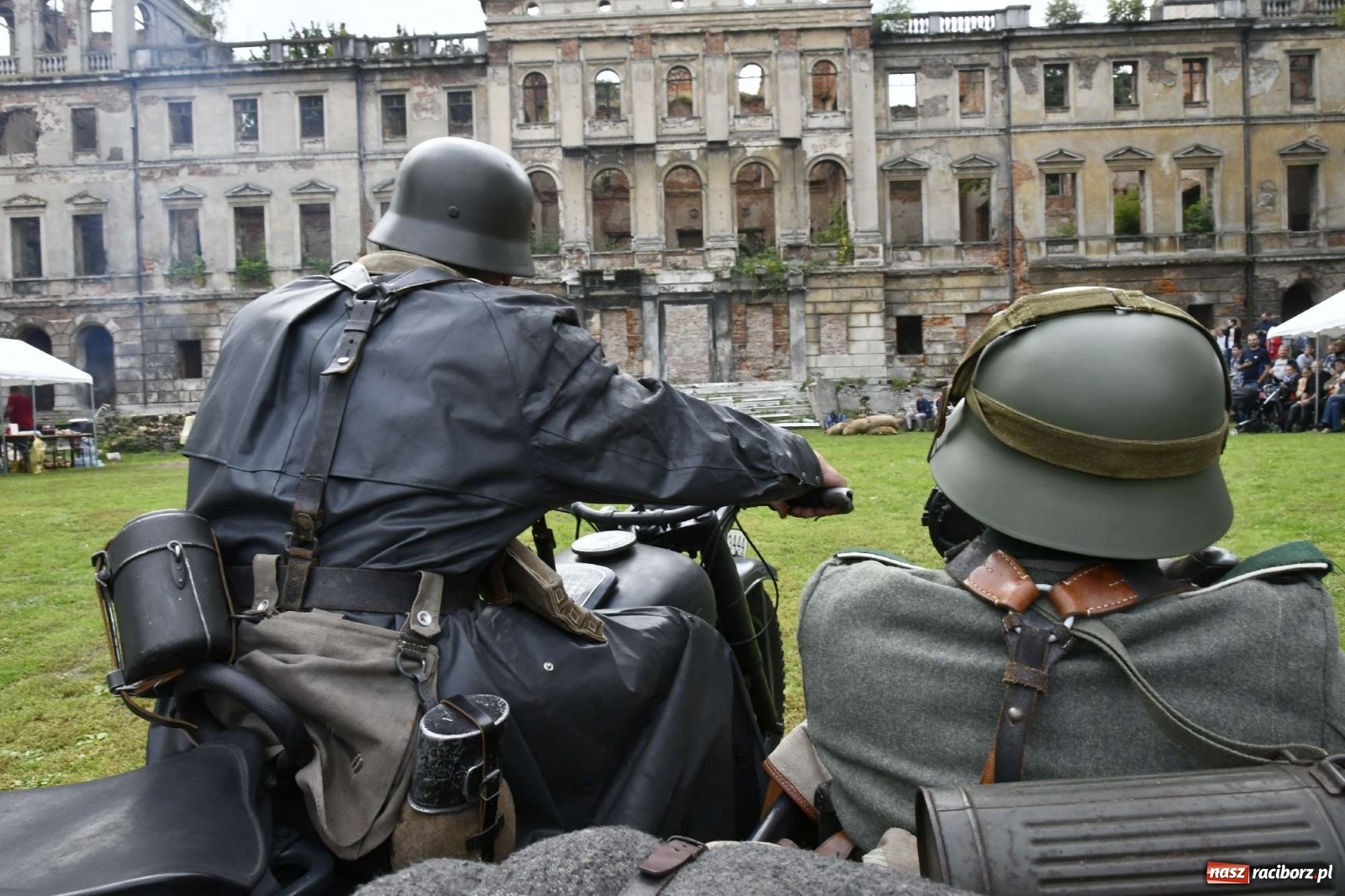 Zdjęcie w galerii na portalu naszraciborz.pl: Piknik militarny w Sławikowie - dwie potyczki na dziedzińcu pałacu von Eickstedtów [FOTO i WIDEO] wiadomości z regionu