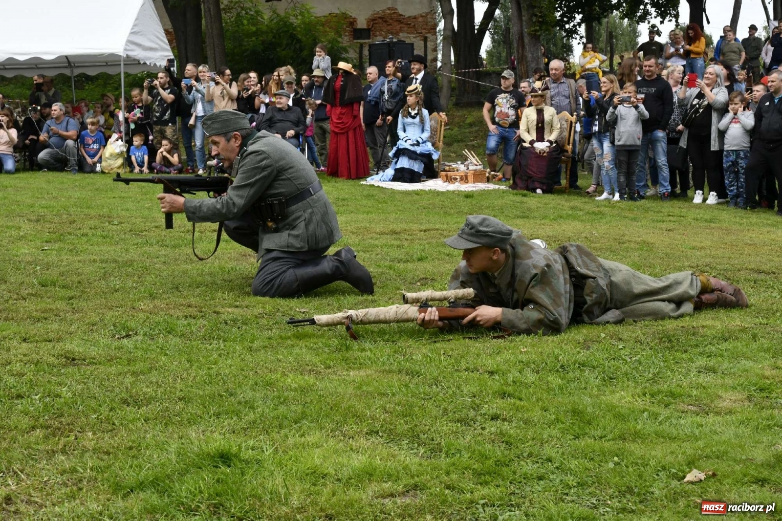 Zdjęcie w galerii na portalu naszraciborz.pl: Piknik militarny w Sławikowie - dwie potyczki na dziedzińcu pałacu von Eickstedtów [FOTO i WIDEO] wiadomości z regionu