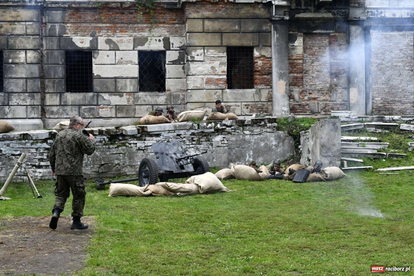 Zdjęcie w galerii na portalu naszraciborz.pl: Piknik militarny w Sławikowie - dwie potyczki na dziedzińcu pałacu von Eickstedtów [FOTO i WIDEO] wiadomości z regionu