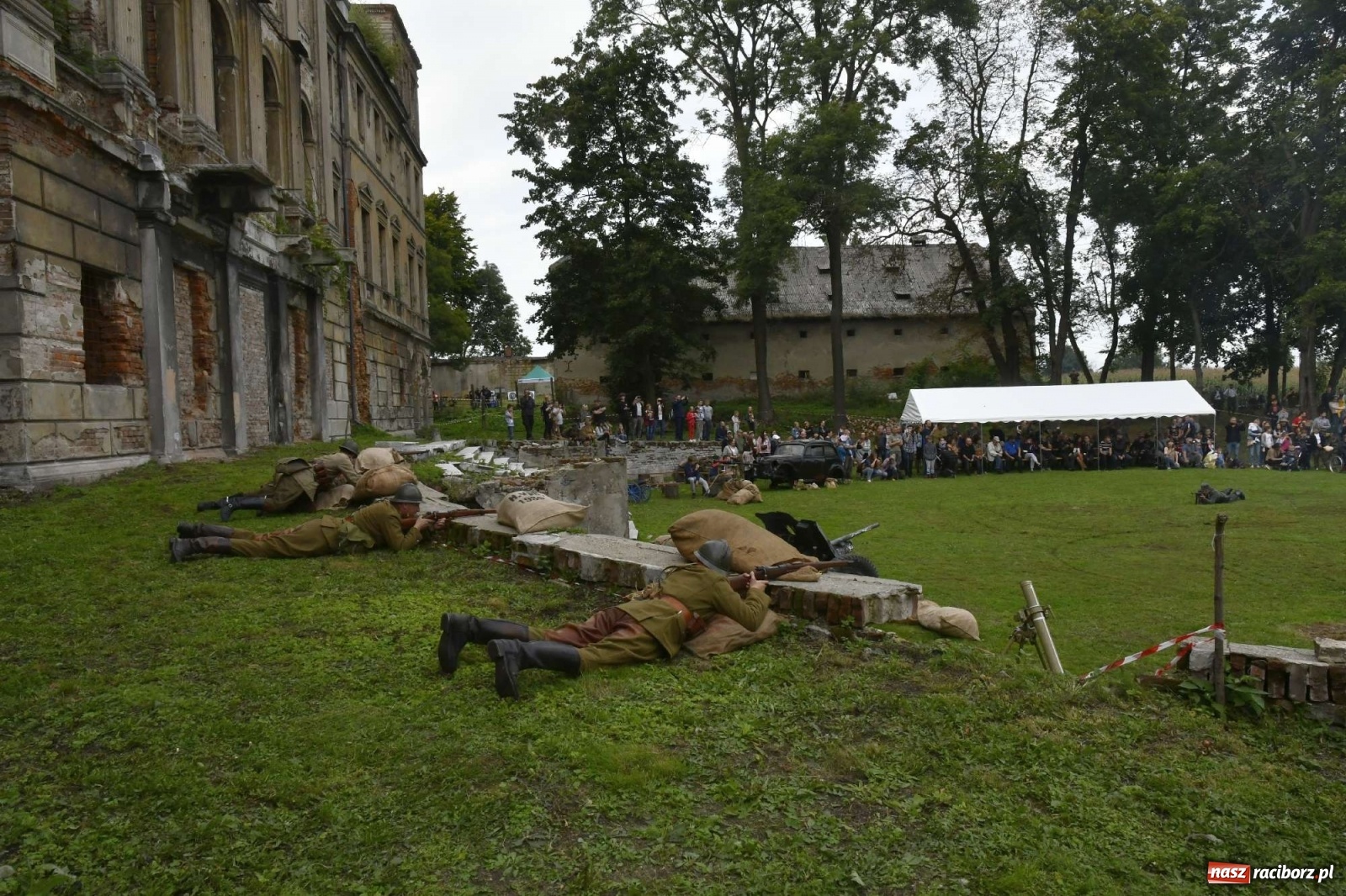 Zdjęcie w galerii na portalu naszraciborz.pl: Piknik militarny w Sławikowie - dwie potyczki na dziedzińcu pałacu von Eickstedtów [FOTO i WIDEO] wiadomości z regionu