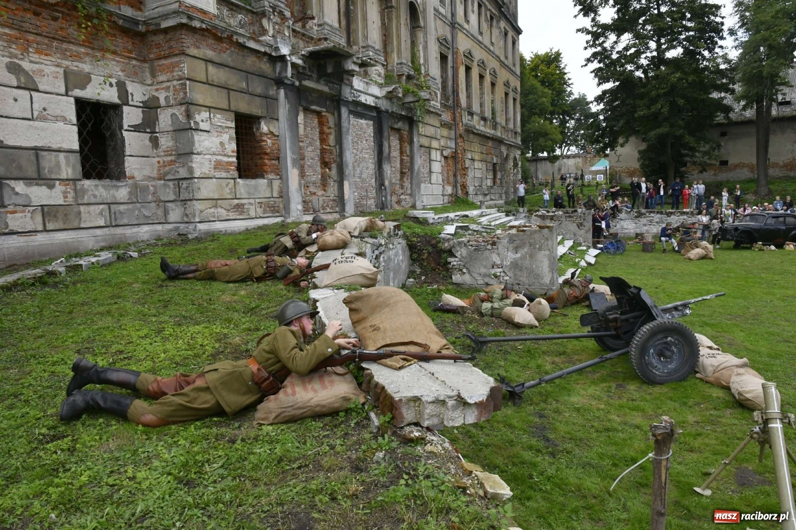 Zdjęcie w galerii na portalu naszraciborz.pl: Piknik militarny w Sławikowie - dwie potyczki na dziedzińcu pałacu von Eickstedtów [FOTO i WIDEO] wiadomości z regionu