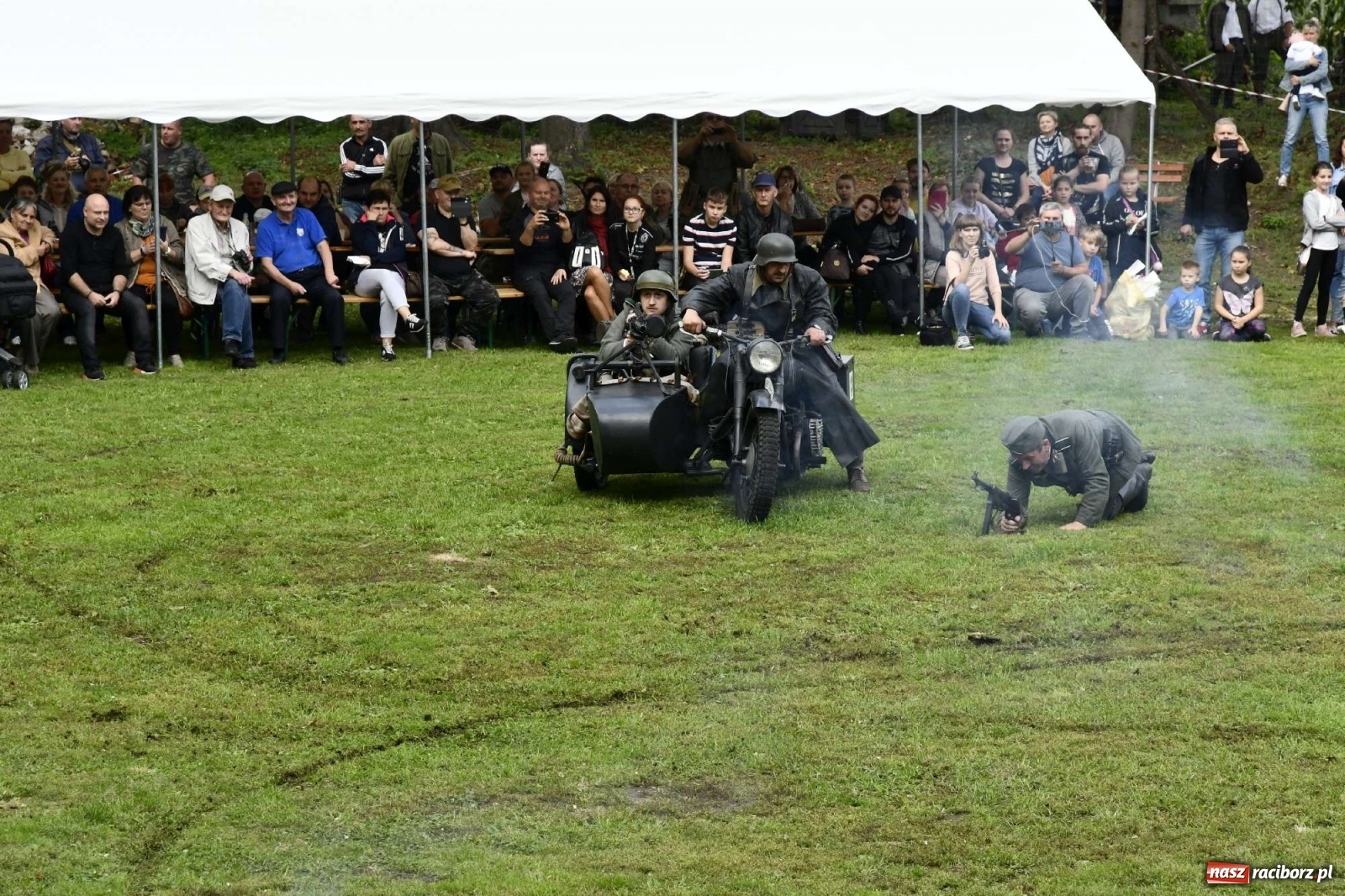 Zdjęcie w galerii na portalu naszraciborz.pl: Piknik militarny w Sławikowie - dwie potyczki na dziedzińcu pałacu von Eickstedtów [FOTO i WIDEO] wiadomości z regionu
