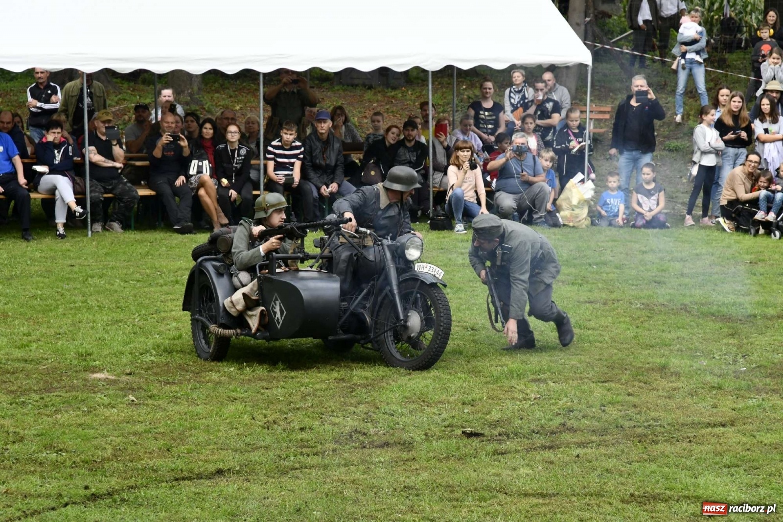 Zdjęcie w galerii na portalu naszraciborz.pl: Piknik militarny w Sławikowie - dwie potyczki na dziedzińcu pałacu von Eickstedtów [FOTO i WIDEO] wiadomości z regionu