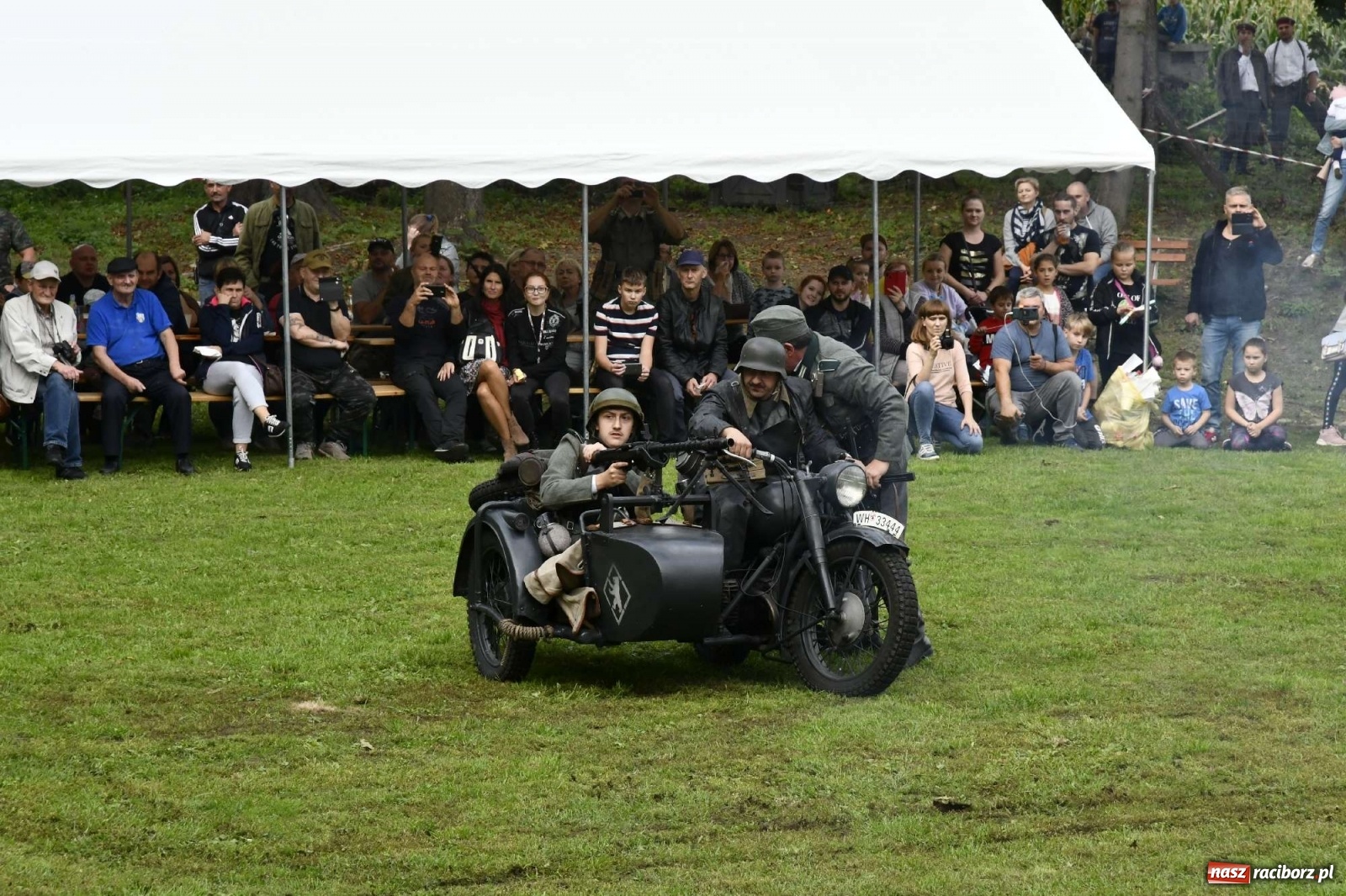 Zdjęcie w galerii na portalu naszraciborz.pl: Piknik militarny w Sławikowie - dwie potyczki na dziedzińcu pałacu von Eickstedtów [FOTO i WIDEO] wiadomości z regionu