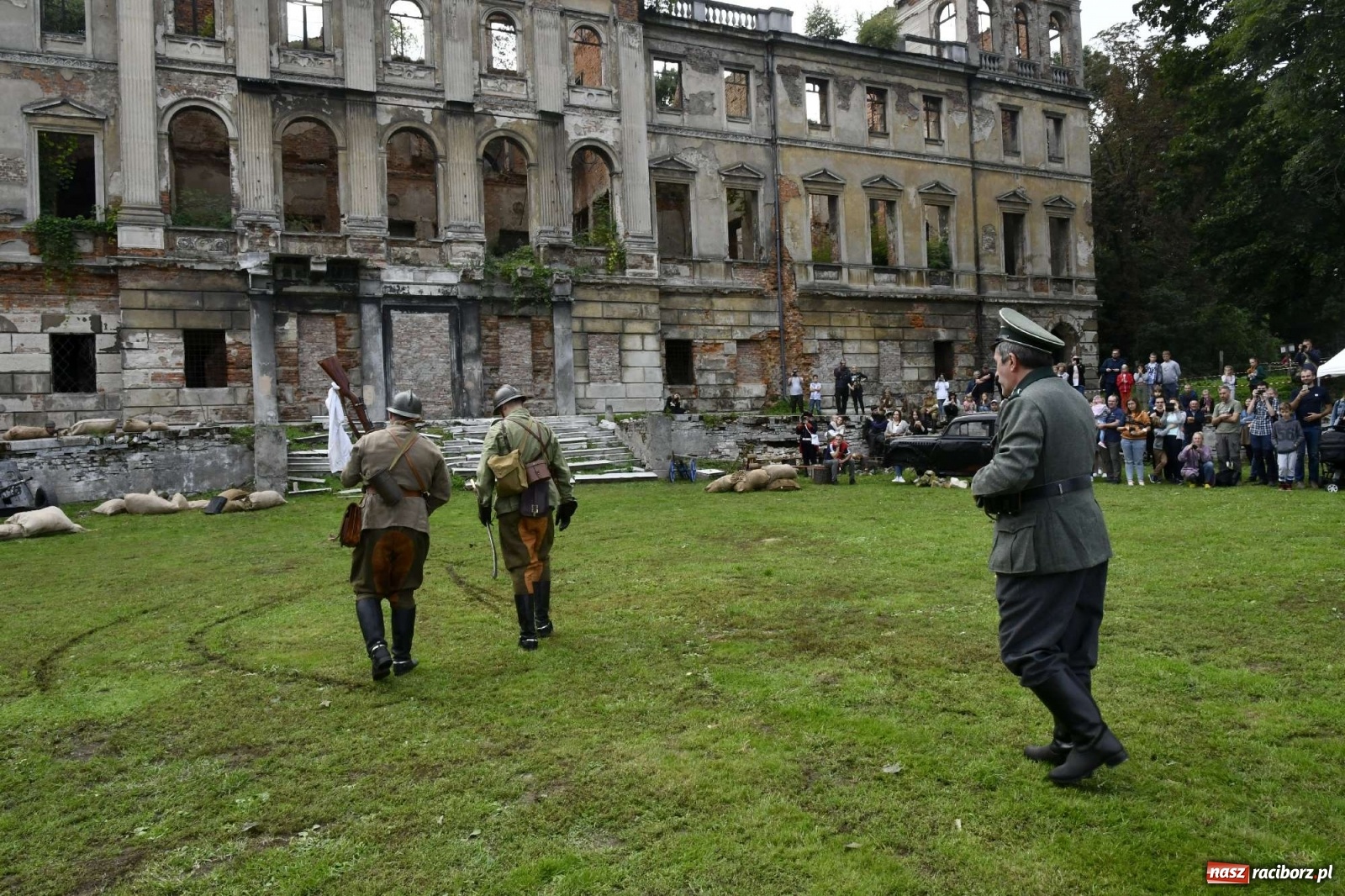 Zdjęcie w galerii na portalu naszraciborz.pl: Piknik militarny w Sławikowie - dwie potyczki na dziedzińcu pałacu von Eickstedtów [FOTO i WIDEO] wiadomości z regionu
