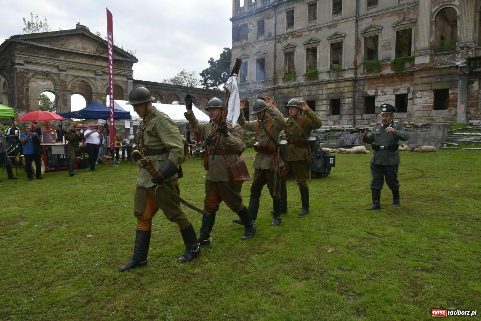 Zdjęcie w galerii na portalu naszraciborz.pl: Piknik militarny w Sławikowie - dwie potyczki na dziedzińcu pałacu von Eickstedtów [FOTO i WIDEO] wiadomości z regionu