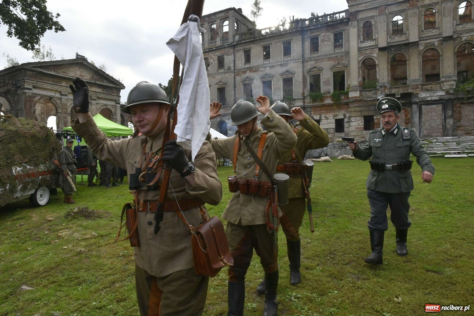 Zdjęcie w galerii na portalu naszraciborz.pl: Piknik militarny w Sławikowie - dwie potyczki na dziedzińcu pałacu von Eickstedtów [FOTO i WIDEO] wiadomości z regionu