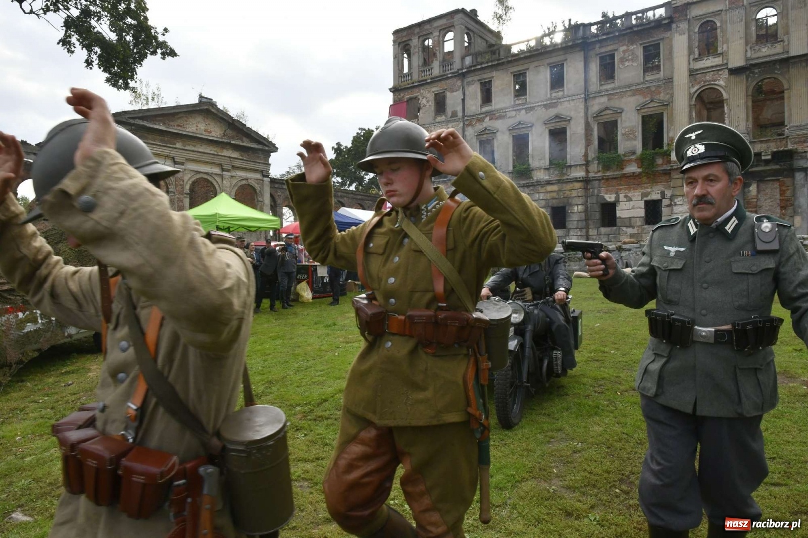 Zdjęcie w galerii na portalu naszraciborz.pl: Piknik militarny w Sławikowie - dwie potyczki na dziedzińcu pałacu von Eickstedtów [FOTO i WIDEO] wiadomości z regionu