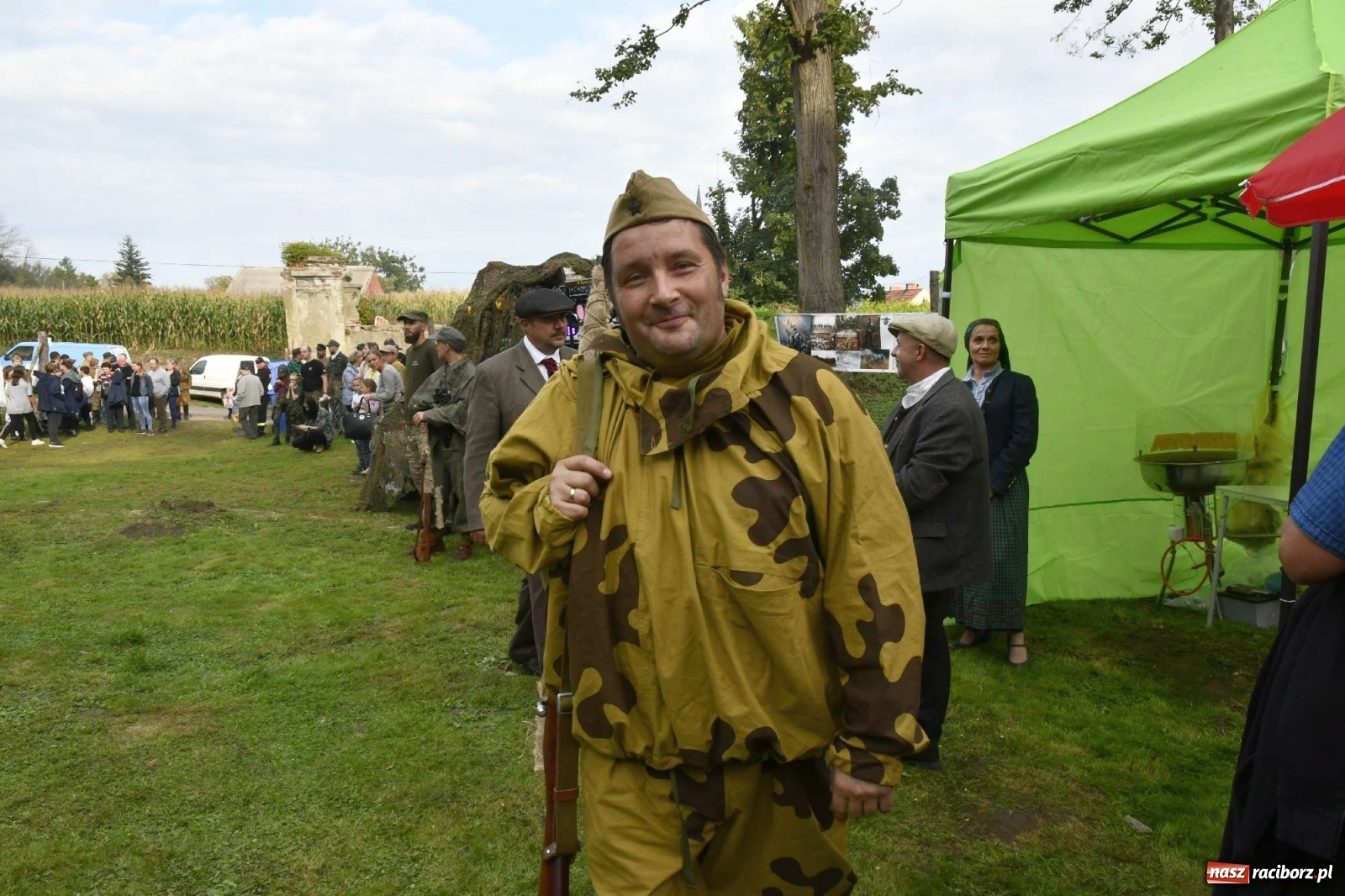 Zdjęcie w galerii na portalu naszraciborz.pl: Piknik militarny w Sławikowie - dwie potyczki na dziedzińcu pałacu von Eickstedtów [FOTO i WIDEO] wiadomości z regionu